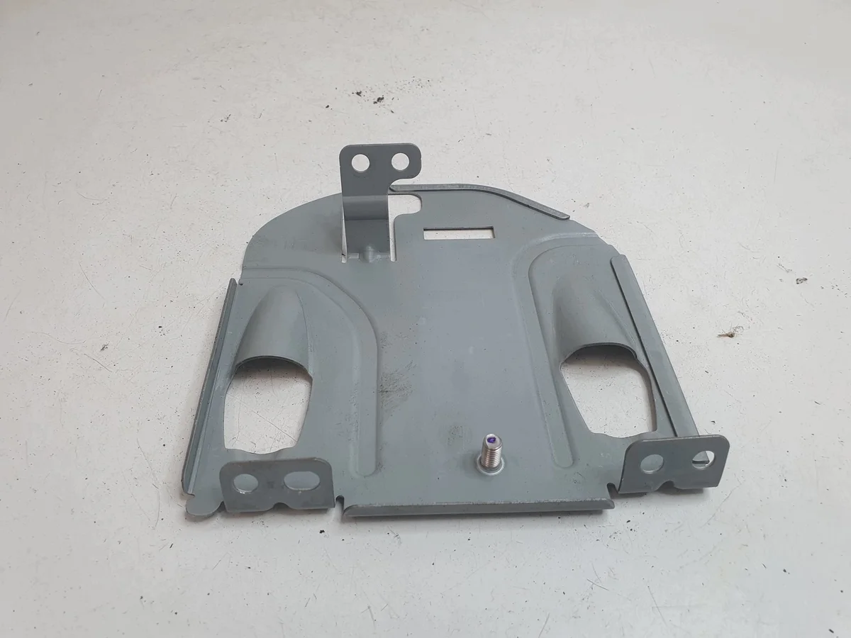 Ford Focus MK4 antennivahvistimen kiinnike
