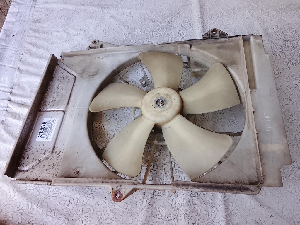 Ventola radiatore con vaschetta Toyota Yaris I usata