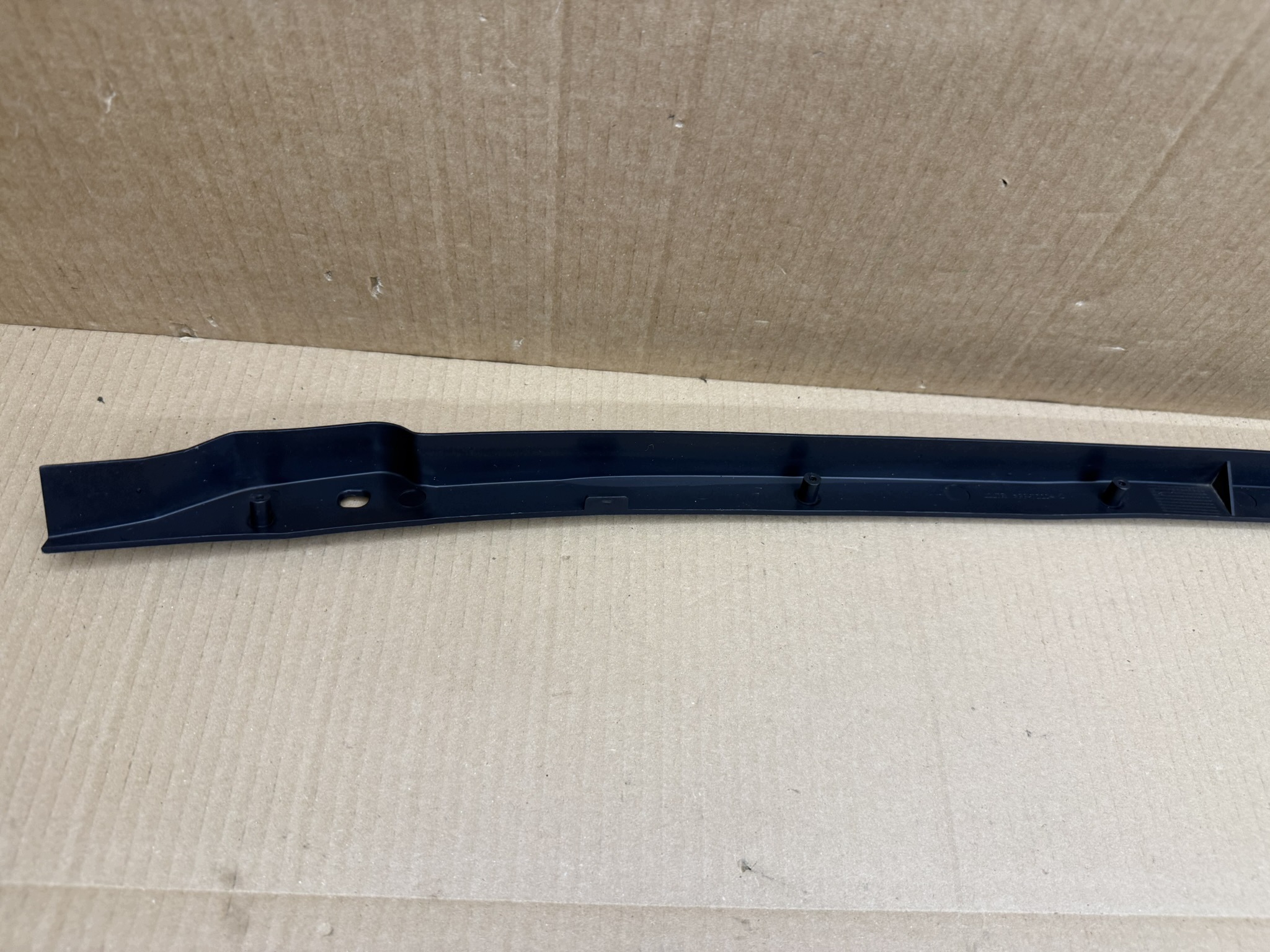 Land Rover Discovery Sport 19- bumper strip image 7