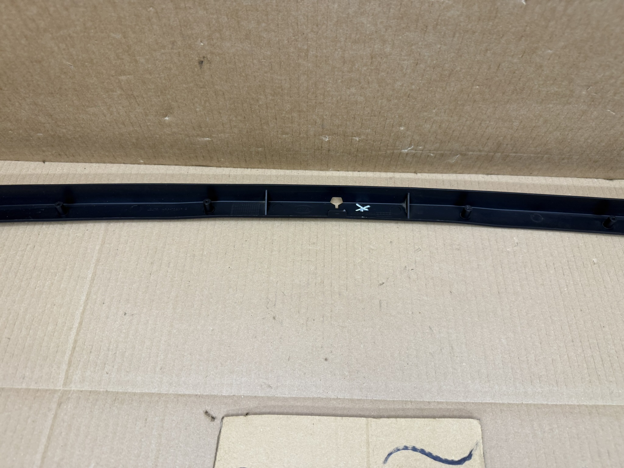 Land Rover Discovery Sport 19- bumper strip image 8