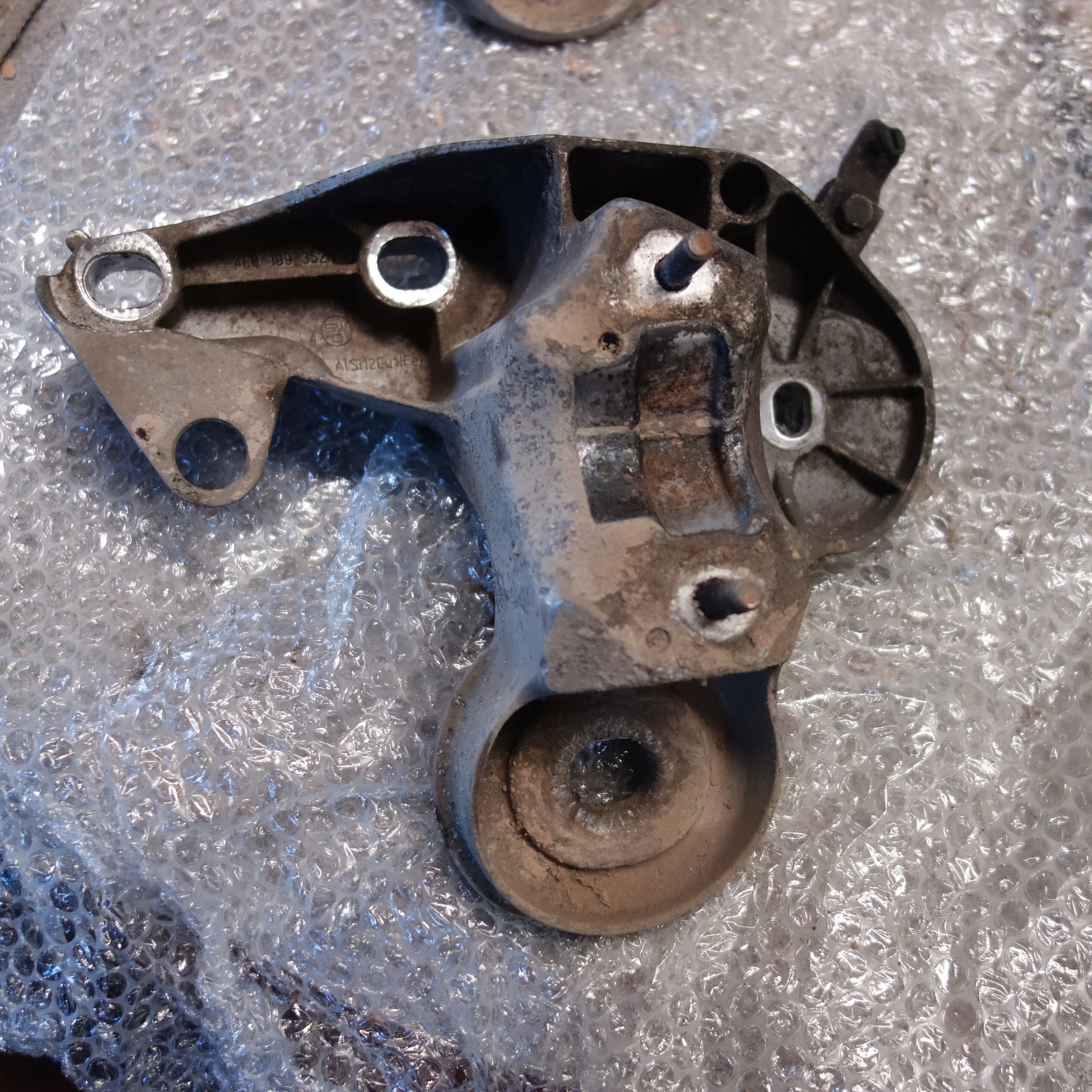 Support moteur Audi A6 C6 3.0 TDI 4F0199352M image 2