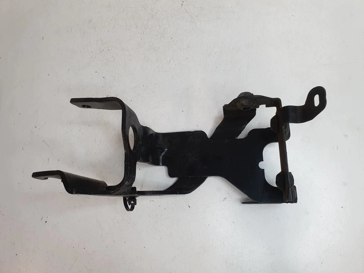 Fäste pump Citroen C4 DS3 9824447480