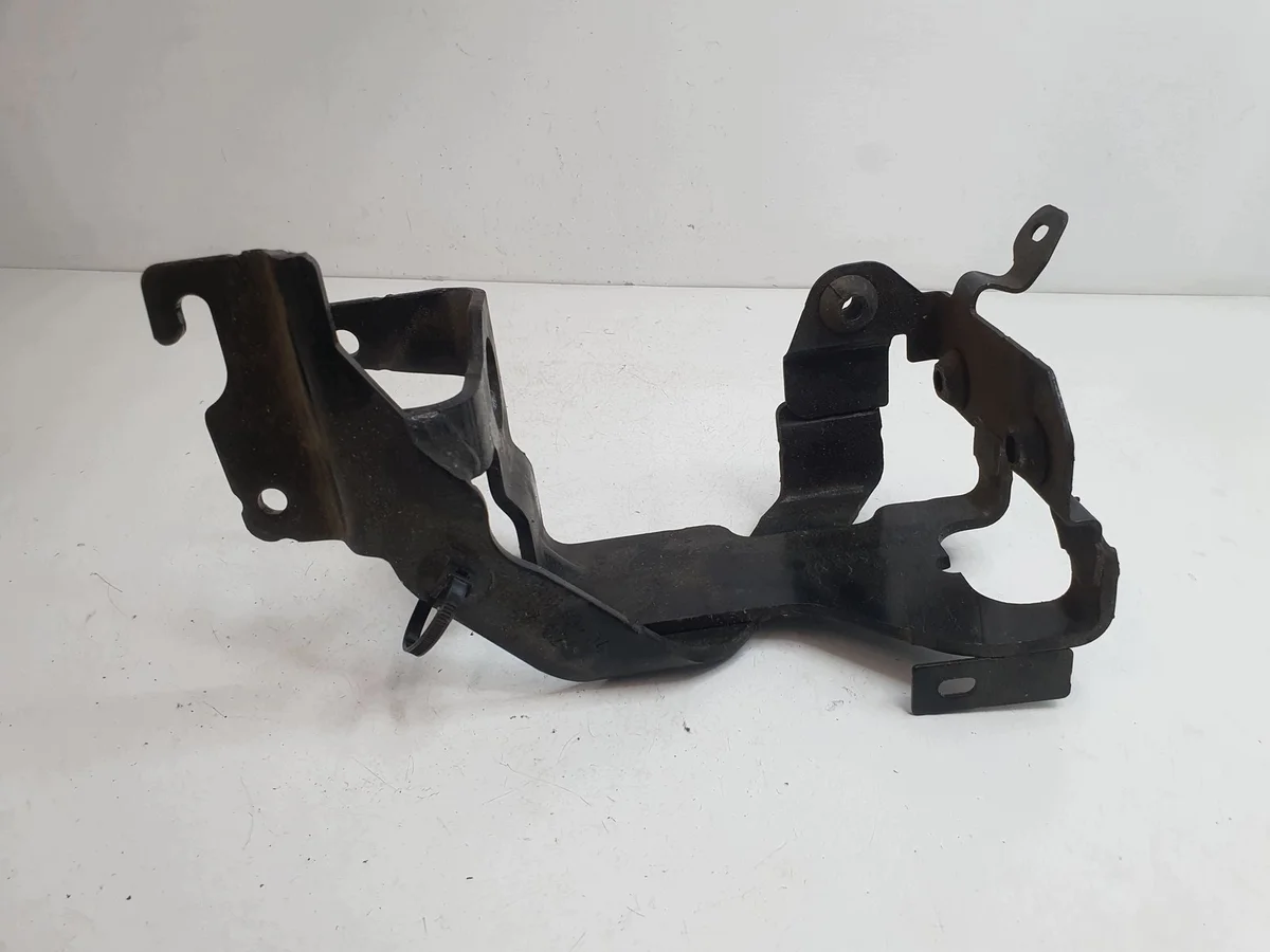 Citroen C4 DS3 Pump Mount Bracket 9824447480
