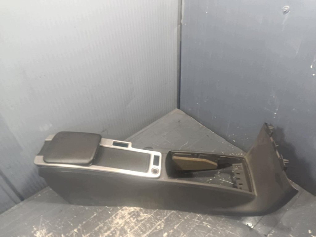 Volvo V50 Keskikonsolin kansi / käsinoja
