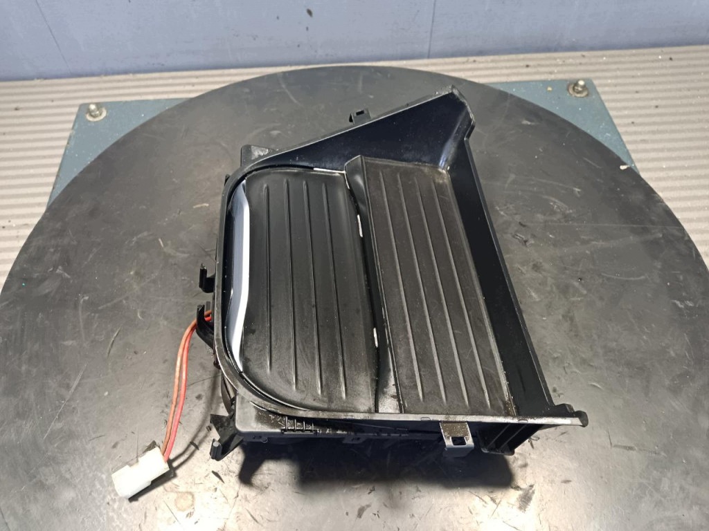 Compartimento portaobjetos BMW F25 image 2
