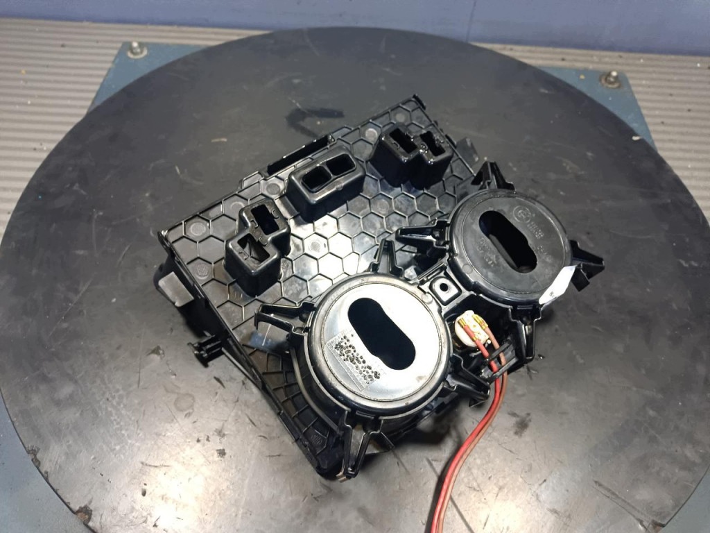 Compartimento portaobjetos BMW F25 image 3