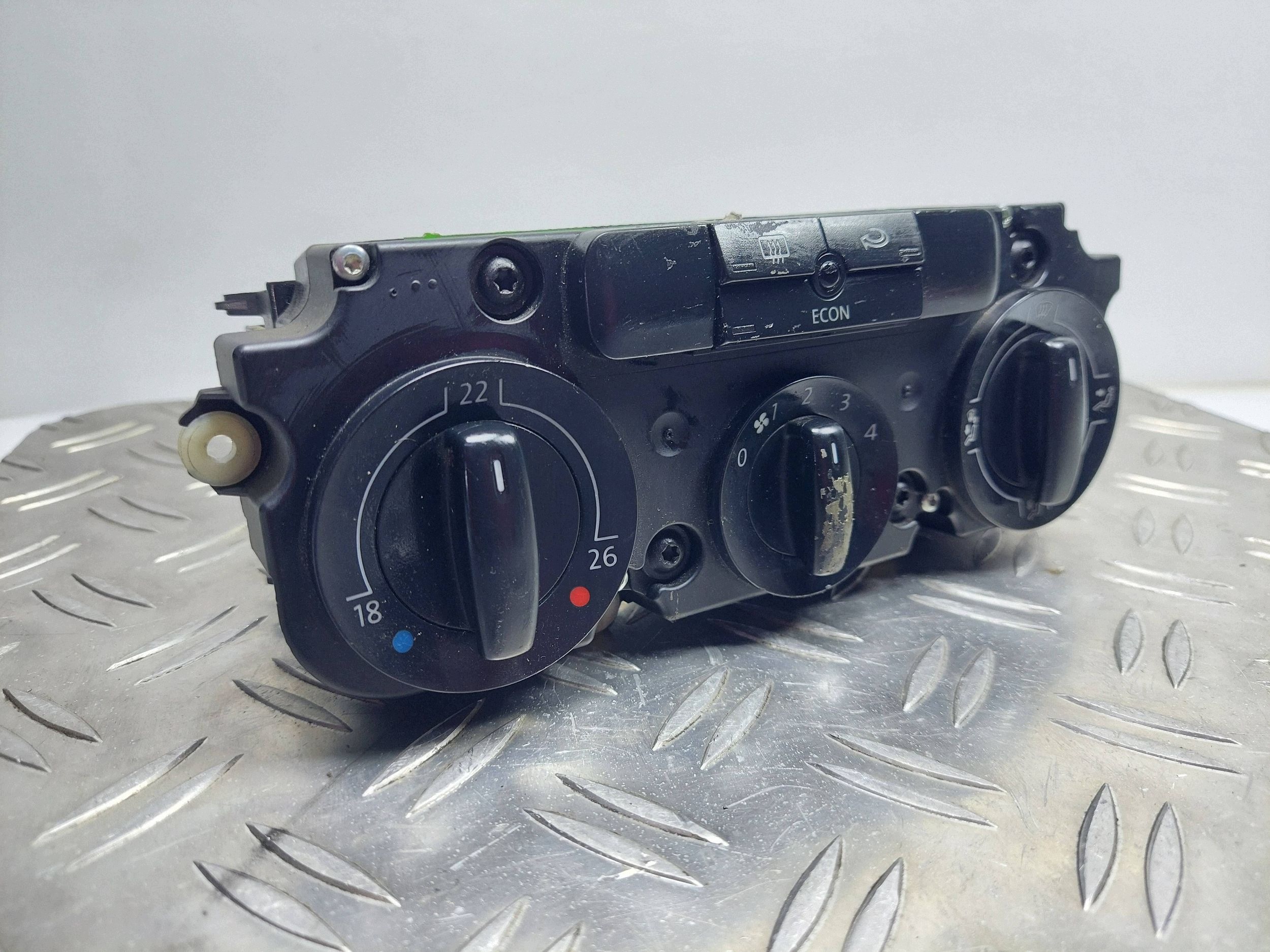 Ilmastointisuuttimen paneeli VW Golf V image 2