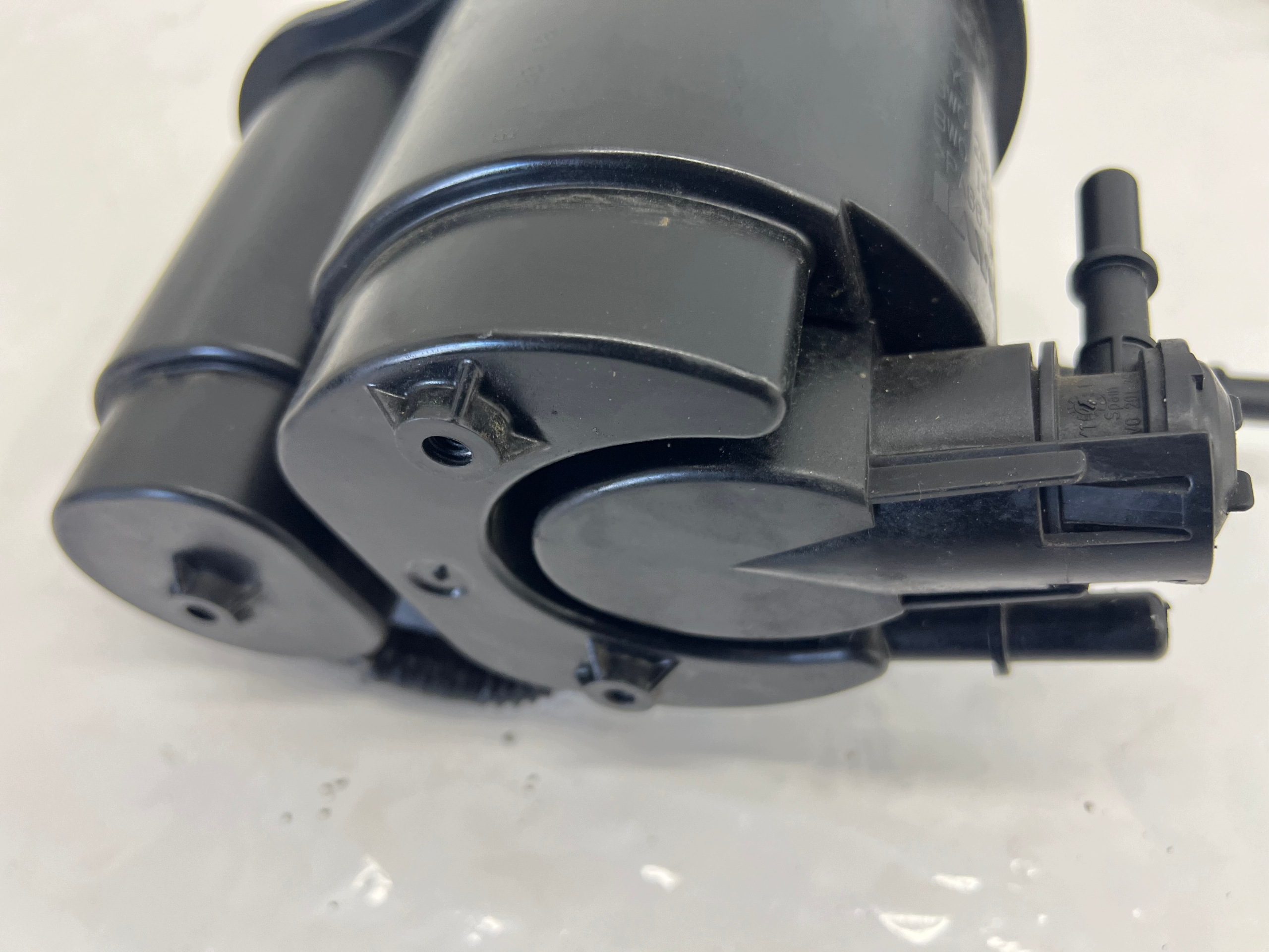 Audi A4 B9 A5 8W A8 Aktiivihiilisäiliö 8W0201799C image 6
