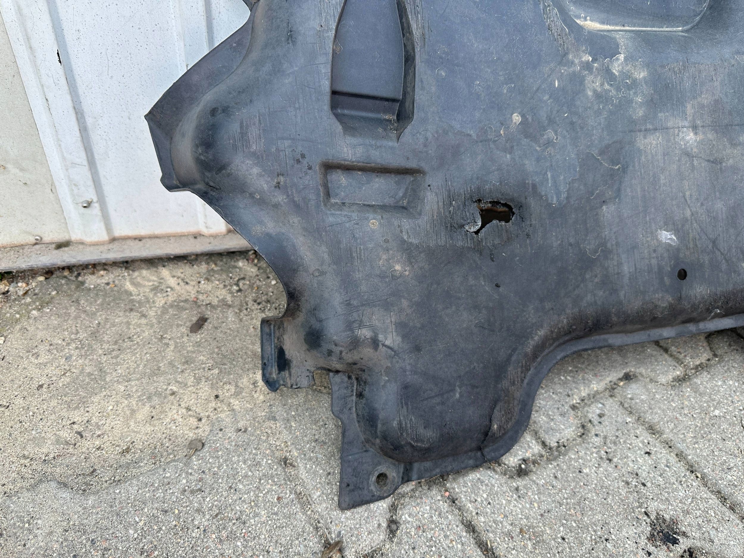 Mercedes-Benz A2115204323 Moottorin suojus