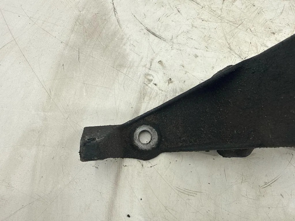 Moottorin kiinnike oikea Volvo S60 I 30645159 2.4D 120kW 2004