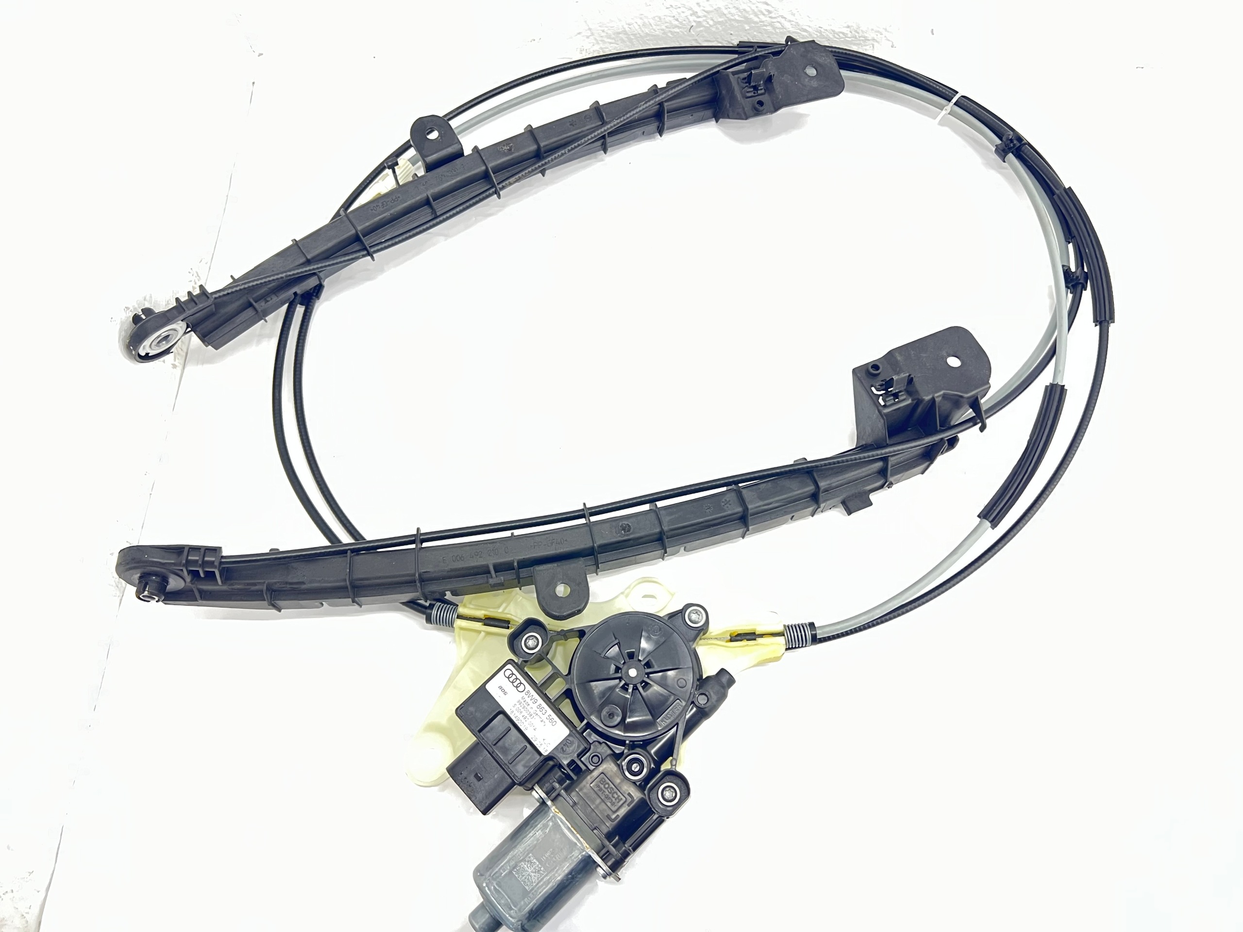 Audi A4 B9 8W Rolgordijn Bagageruimte Motor 8W9863560 image 2