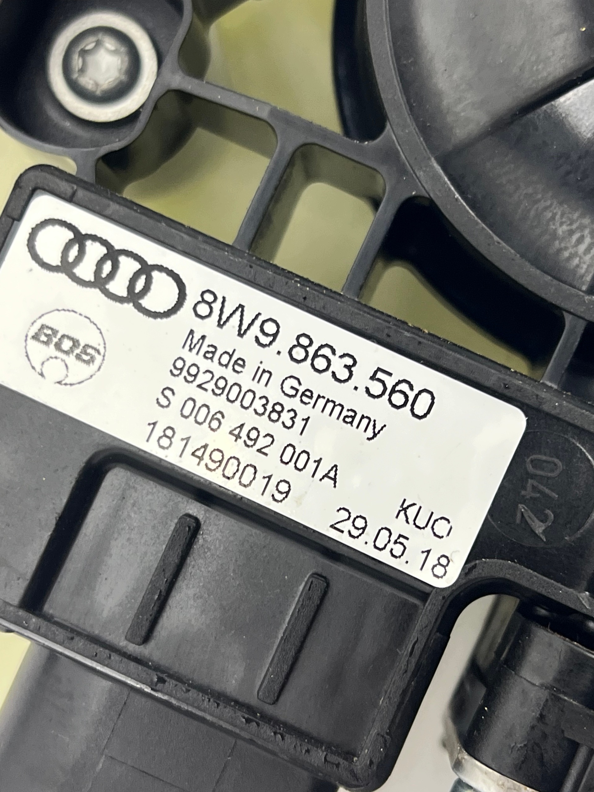 Audi A4 B9 8W Rolgordijn Bagageruimte Motor 8W9863560 image 3