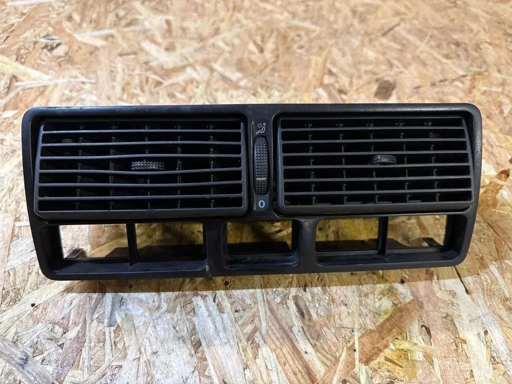 VW Golf IV ilmanottoaukko 1J0819734B