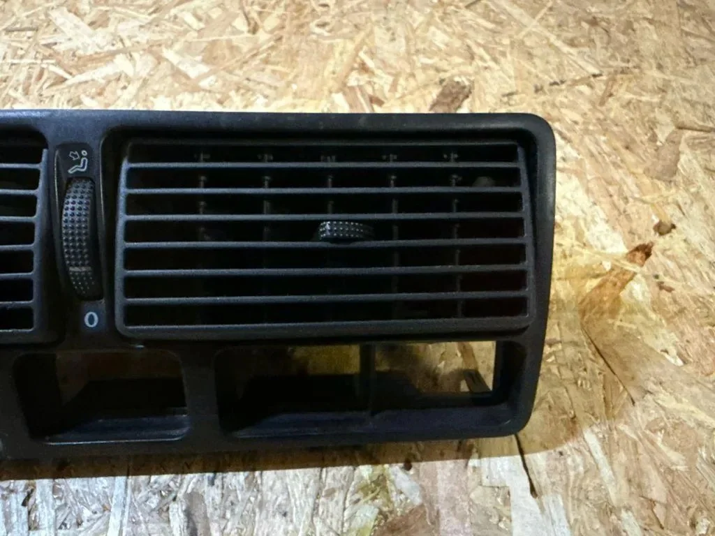 Prise d'air console VW Golf IV 1J0819734B image 3