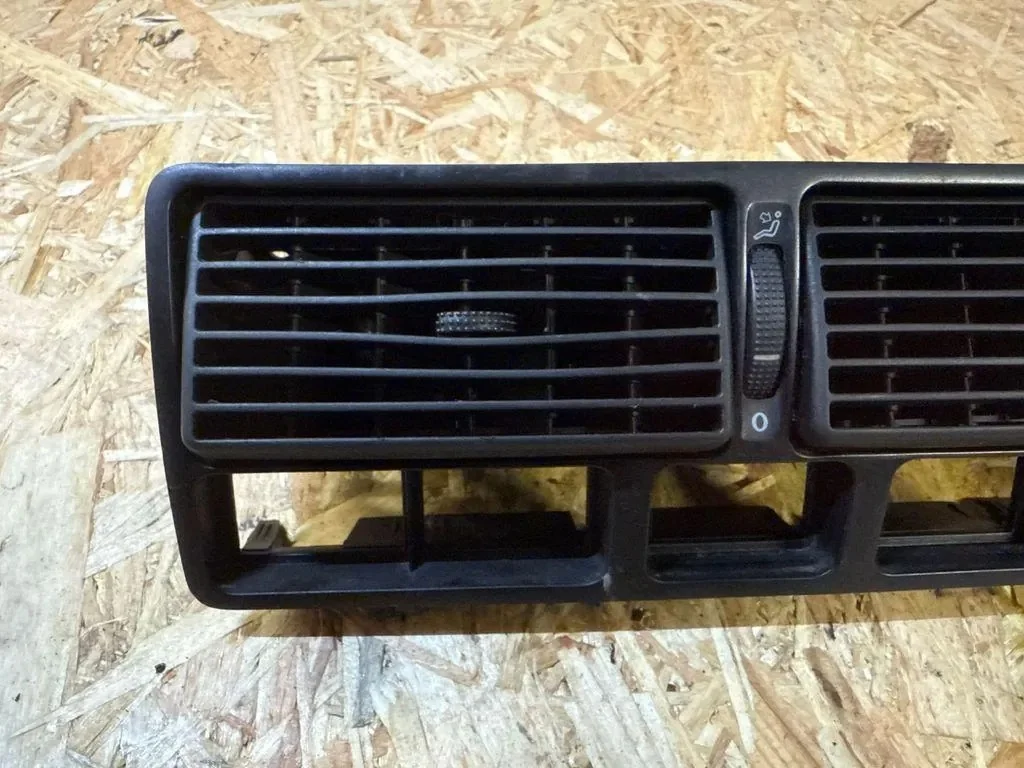 Prise d'air console VW Golf IV 1J0819734B image 4