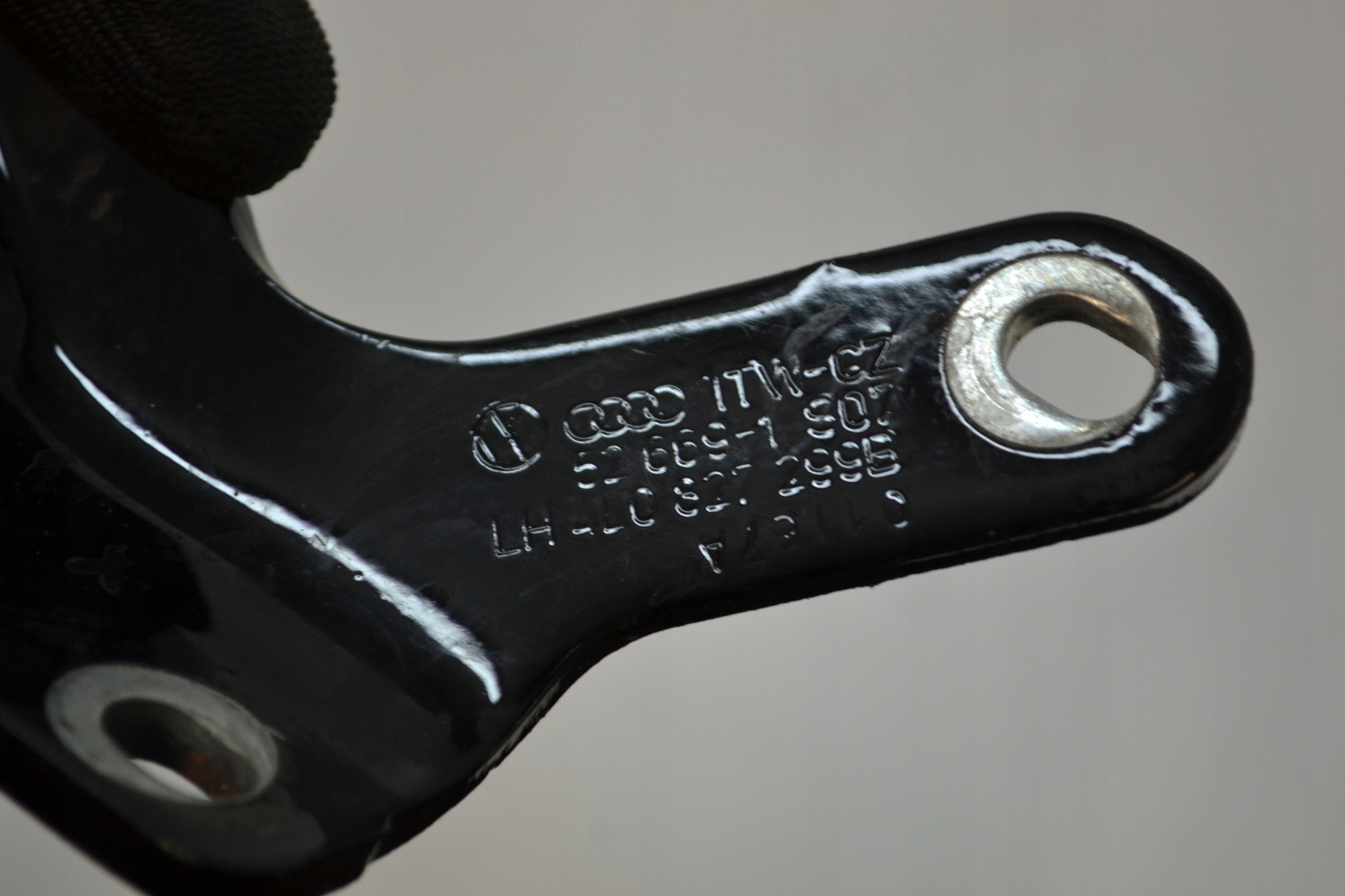 AUDI Q7 4L Heckklappe Scharnier links 4L0827299B image 4