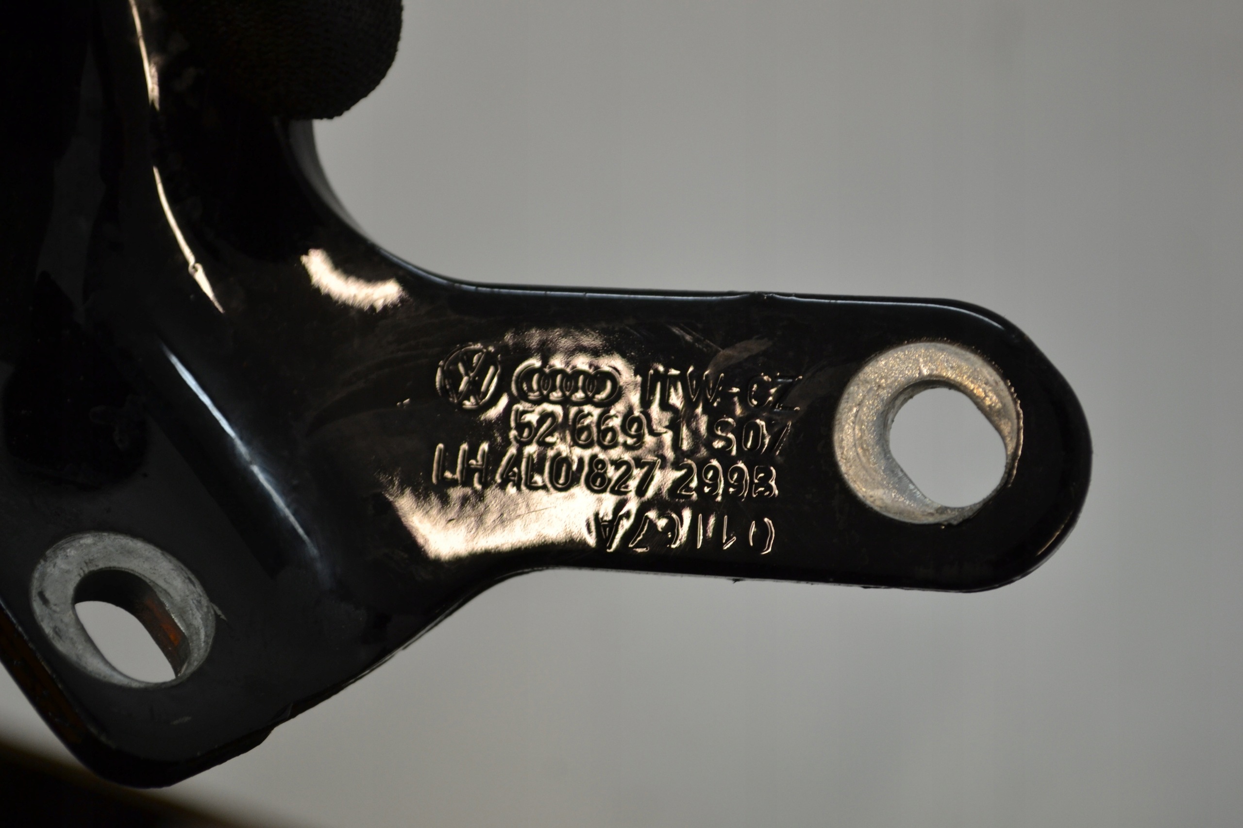 AUDI Q7 4L Heckklappe Scharnier links 4L0827299B image 5