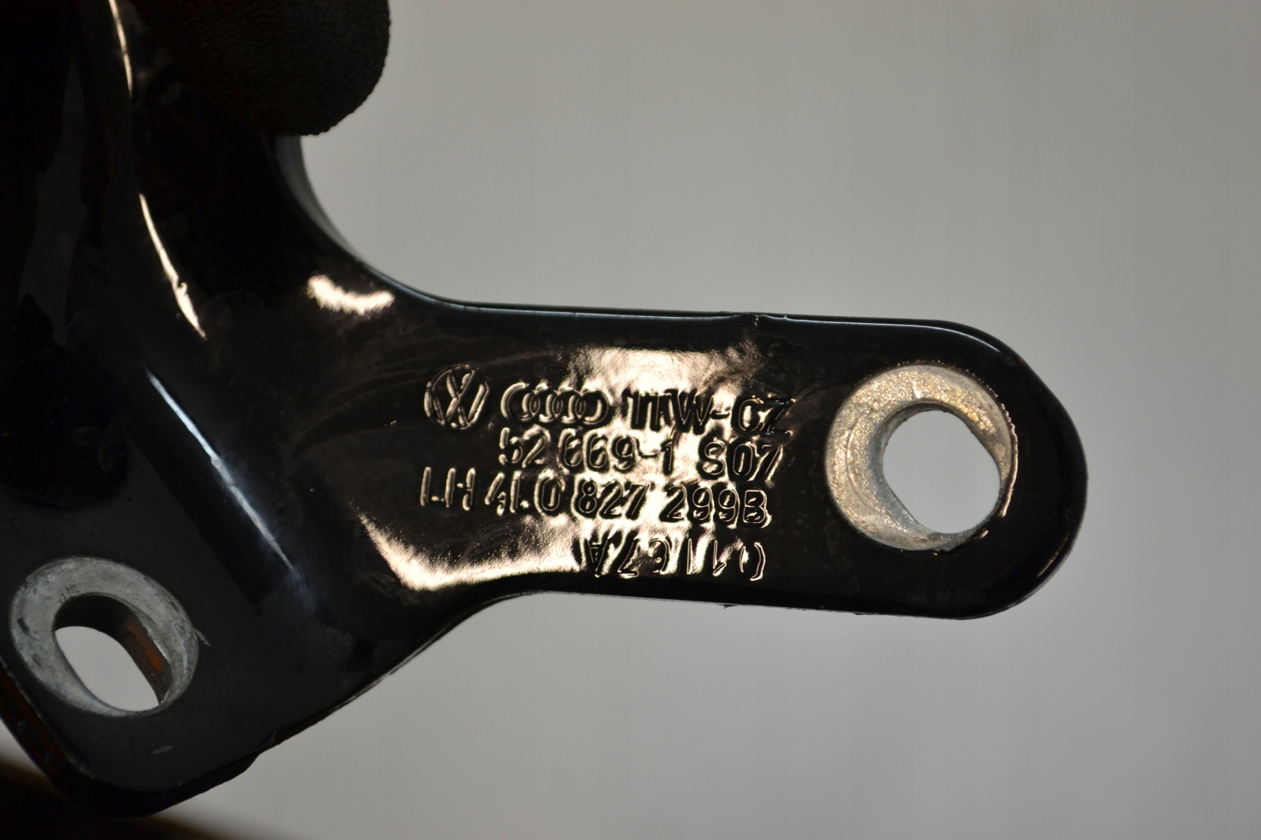 AUDI Q7 4L Heckklappe Scharnier links 4L0827299B image 6