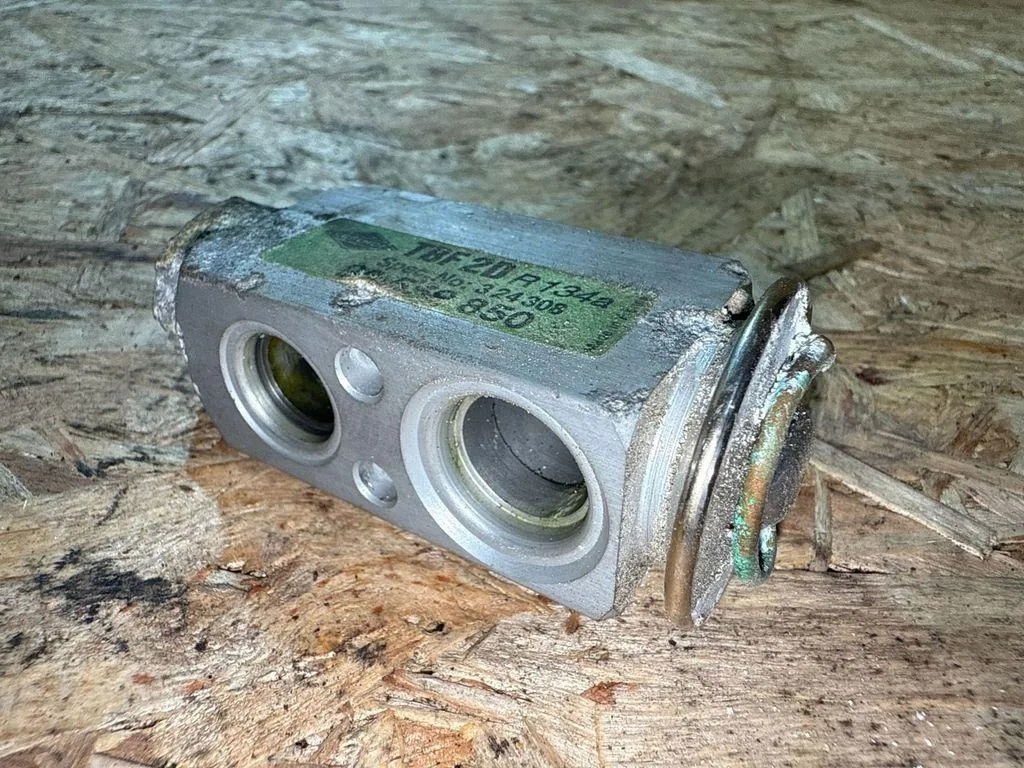 Válvula expansión A/C Volvo S60 2002 OE 90559850 image 2