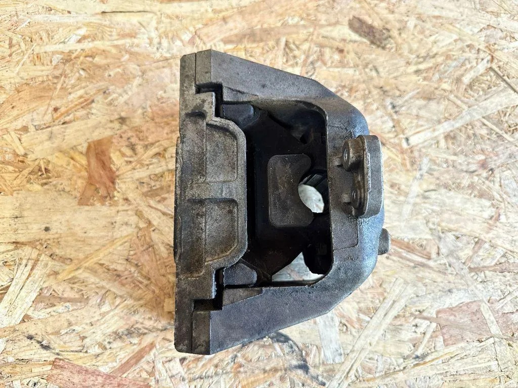 Motorhållare höger VW Golf IV 1.9 TDI 1J019926 image 6