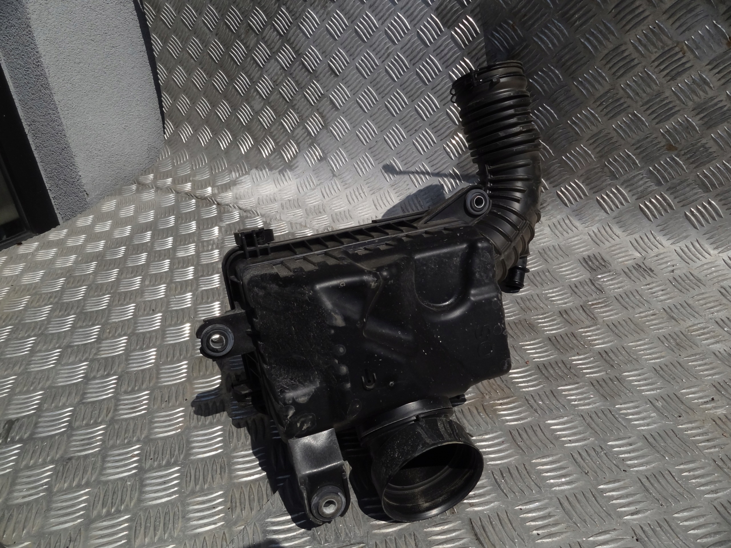 Hyundai OE 28110-J9100 Luftfilterhus Begagnad image 3