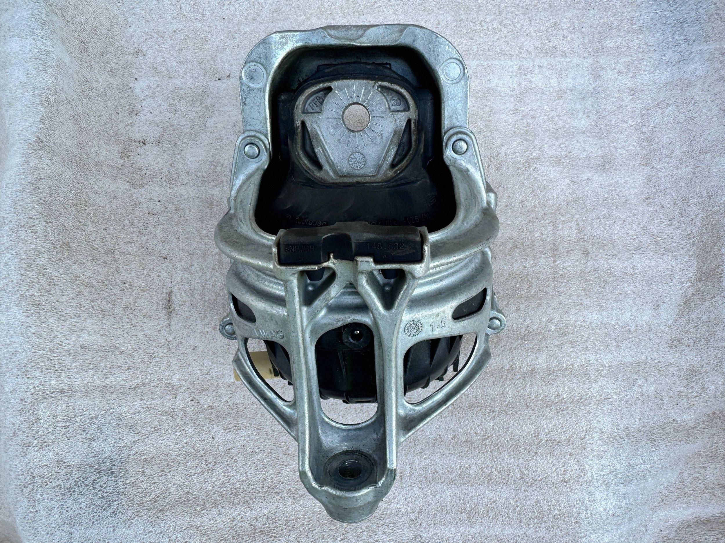 Audi A4 A5 A6 A7 Q5 Q7 Q8 Engine Mount Right 4M0199372GE image 2