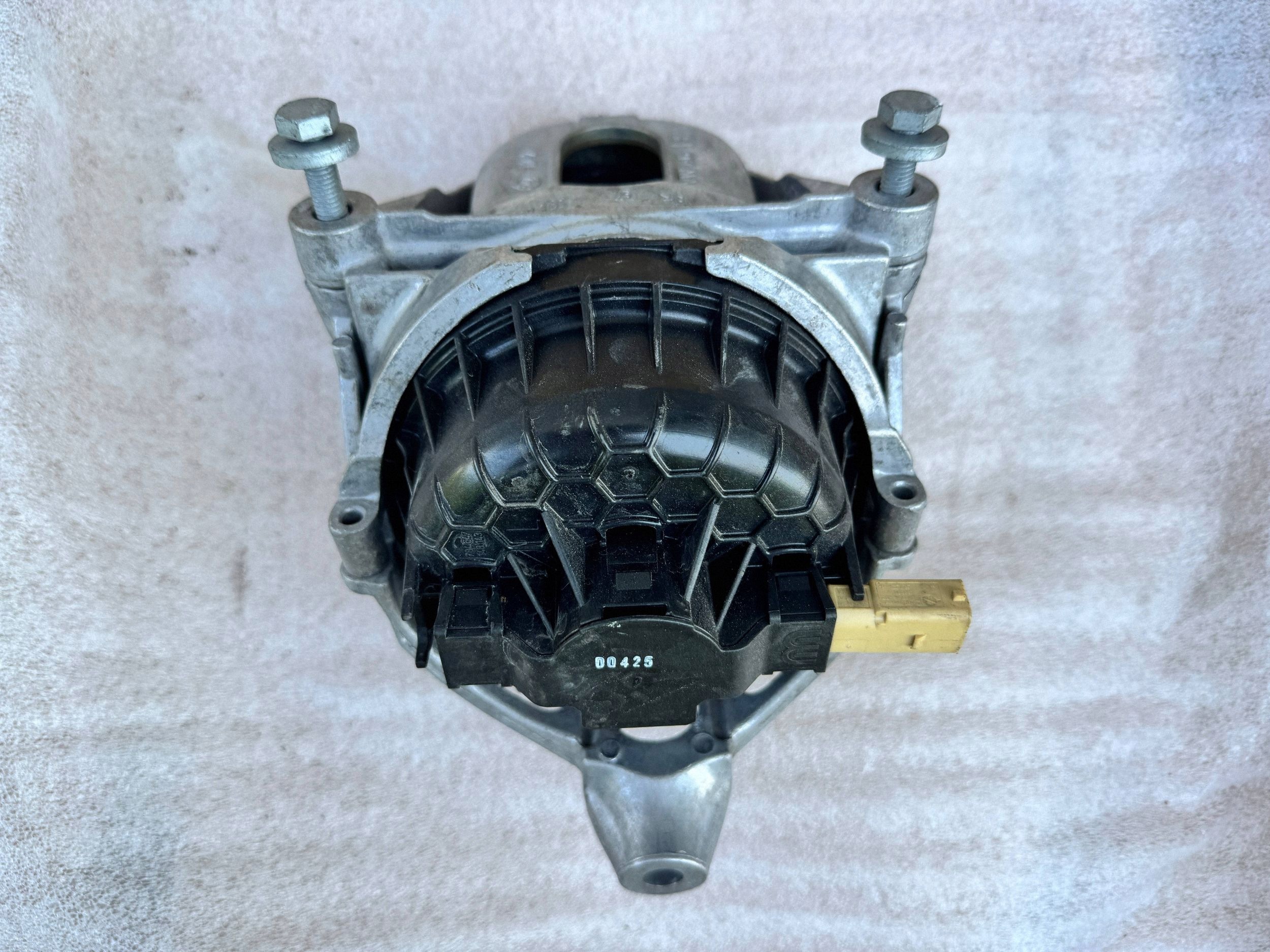 Audi A4 A5 A6 A7 Q5 Q7 Q8 Moottorin tuki oikea 4M0199372GE