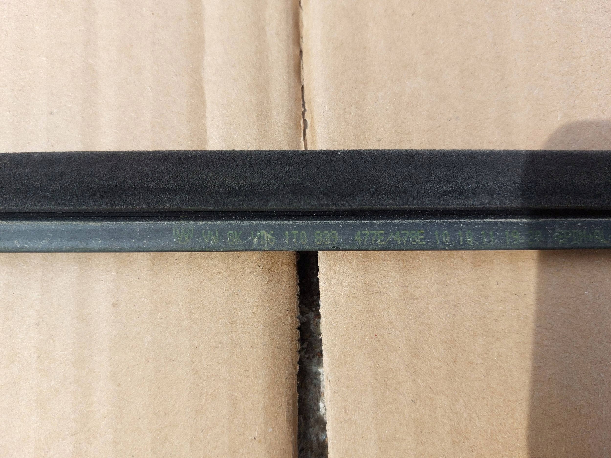 VW Touran 1T Türdichtung vorne links 1T0839477E image 5