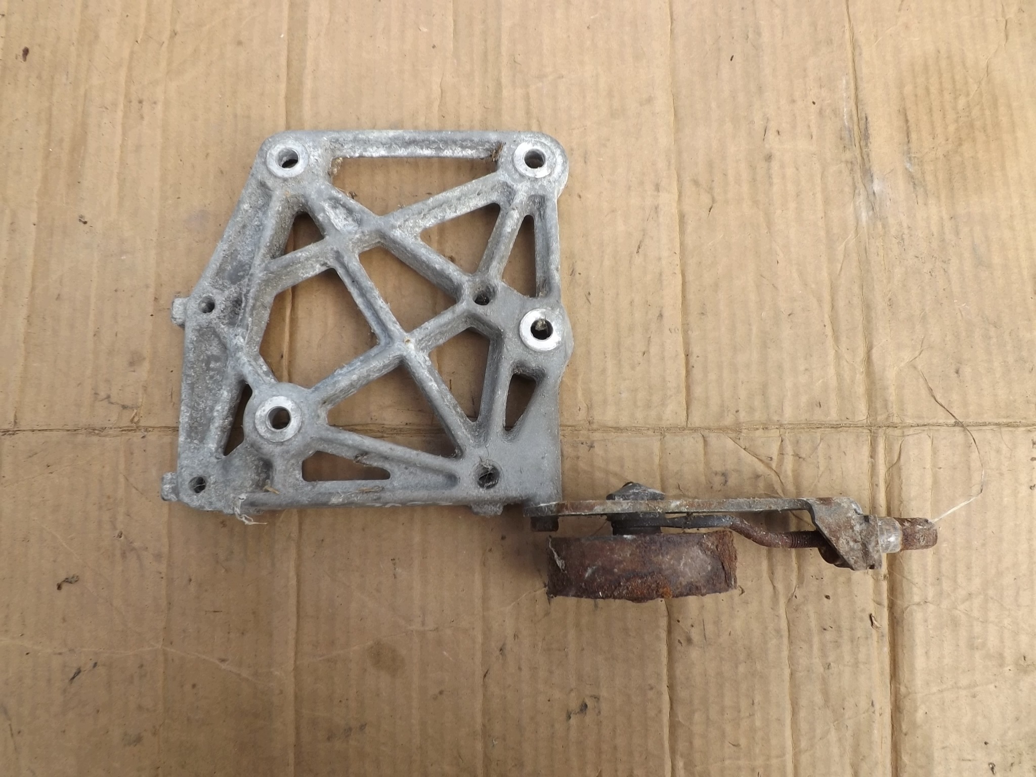 Nissan Maxima QX A32 2.0 V6 A/C Compressor Mount Bracket image 2