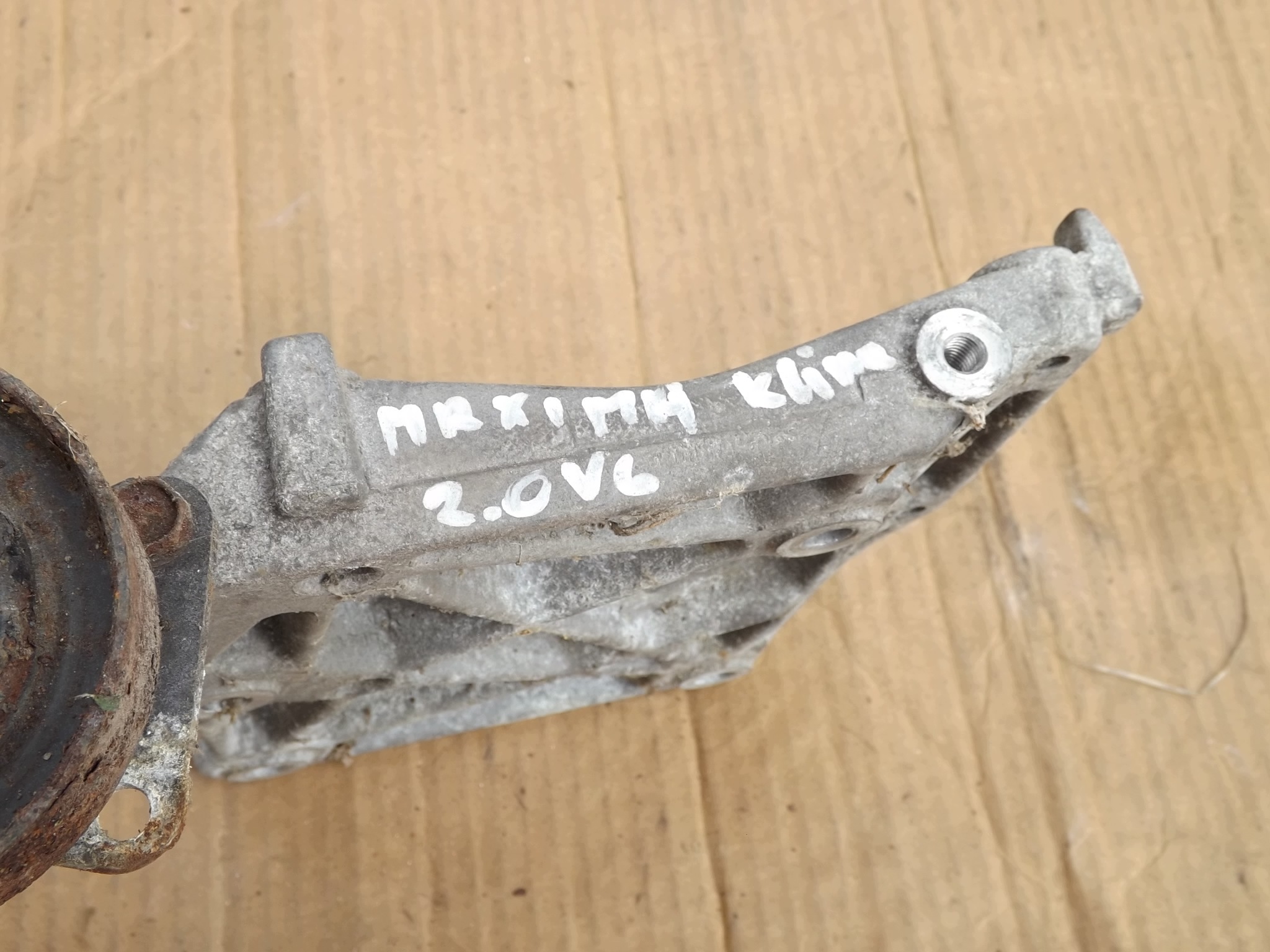 Nissan Maxima QX A32 2.0 V6 A/C Compressor Mount Bracket image 3