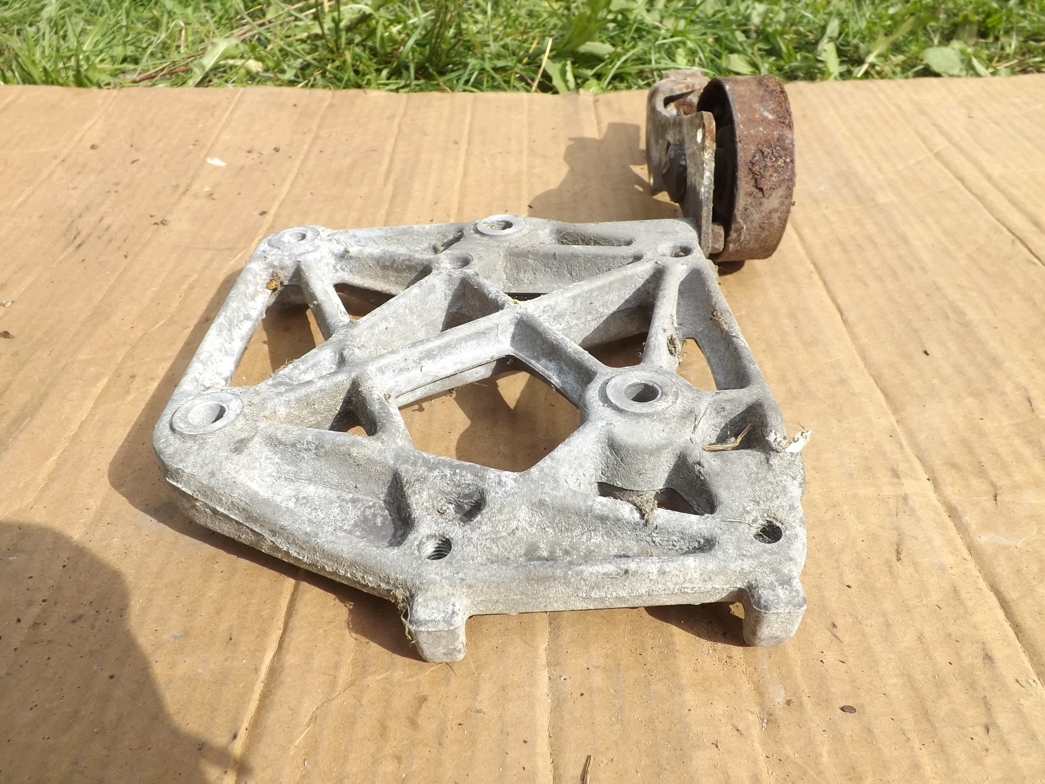 Nissan Maxima QX A32 2.0 V6 A/C Compressor Mount Bracket image 5