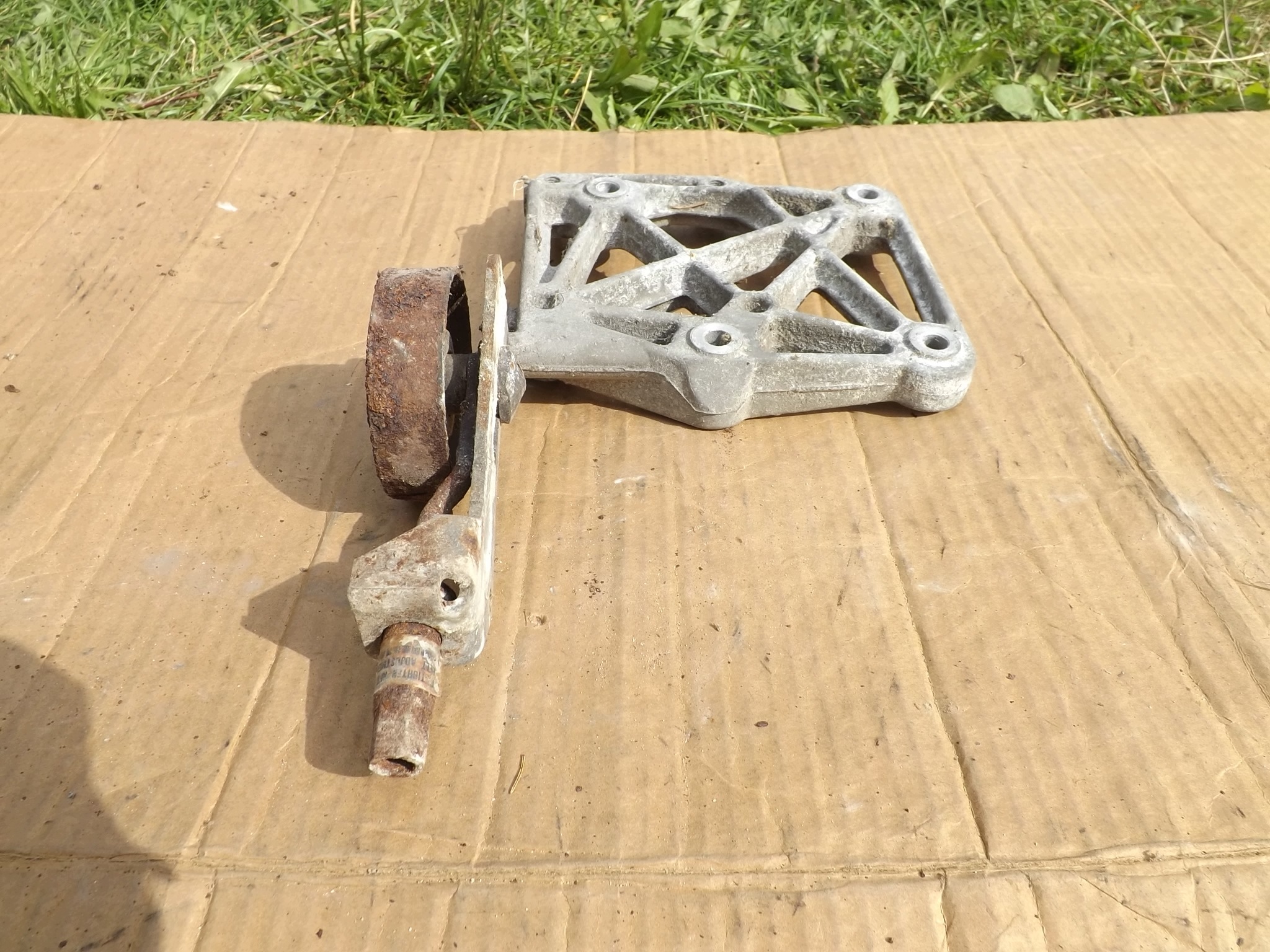 Nissan Maxima QX A32 2.0 V6 A/C Compressor Mount Bracket image 6