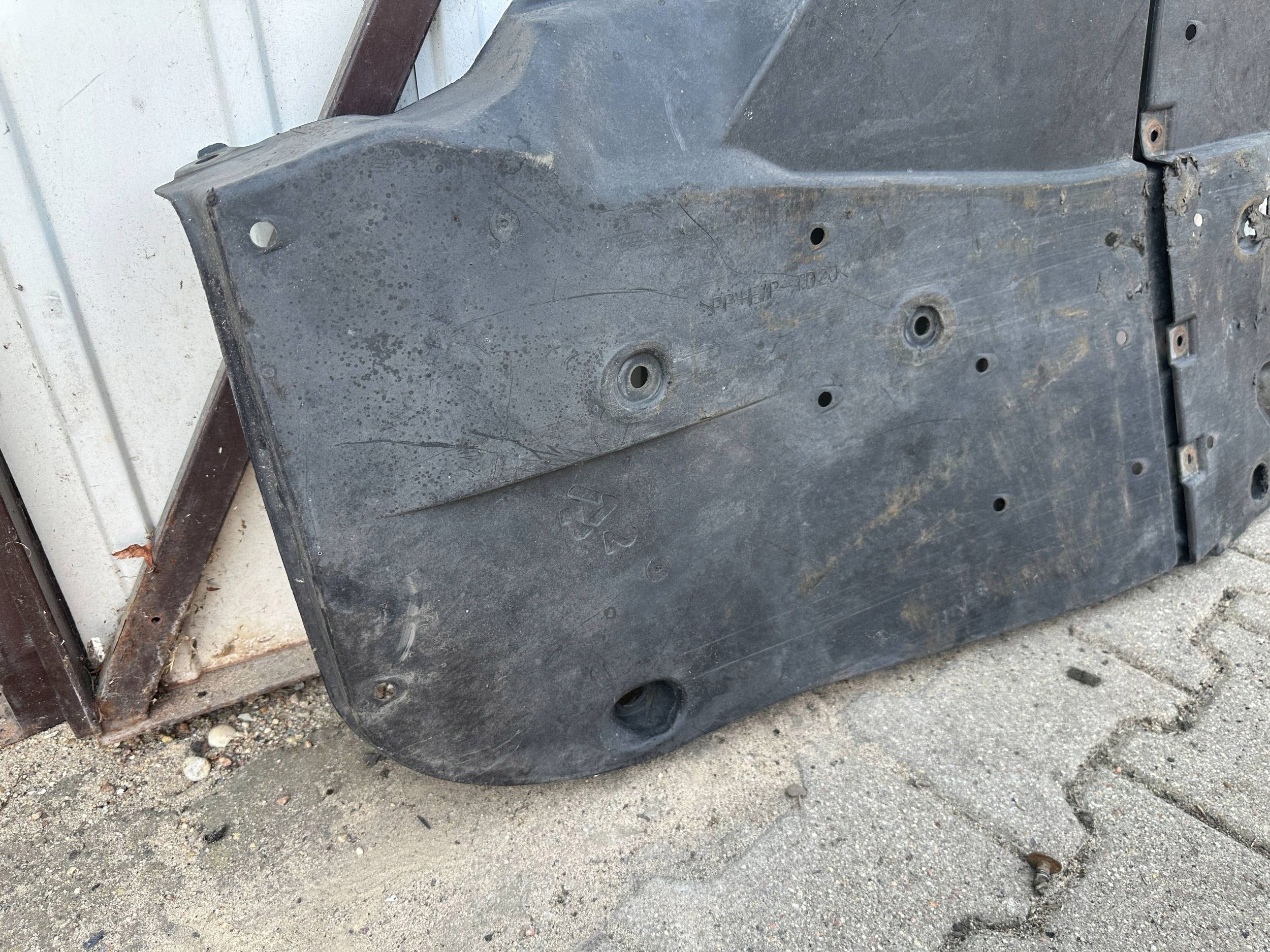 Lexus IS III taka keskimmäinen alustan suoja 5762730061