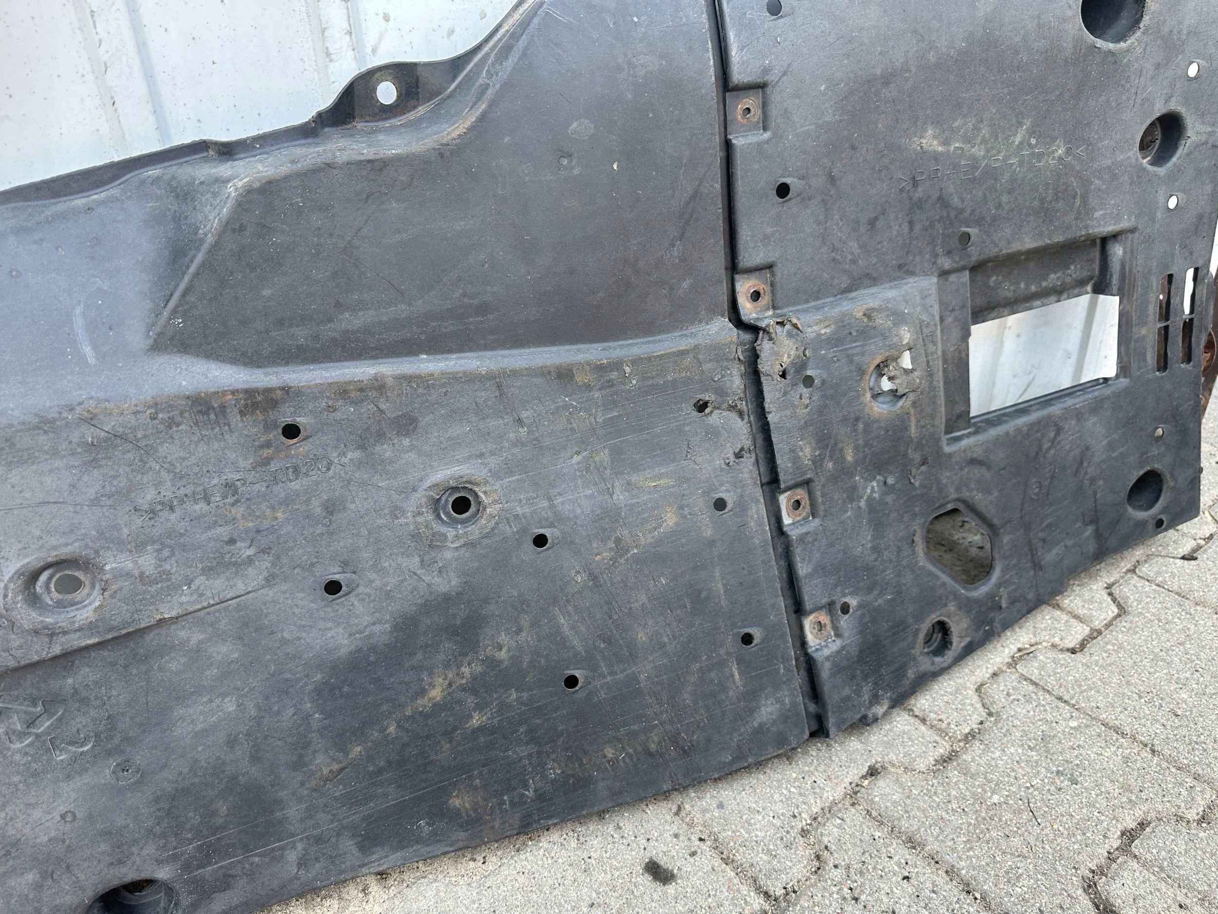 Lexus IS III achterste bodemplaat midden 5762730061 image 3
