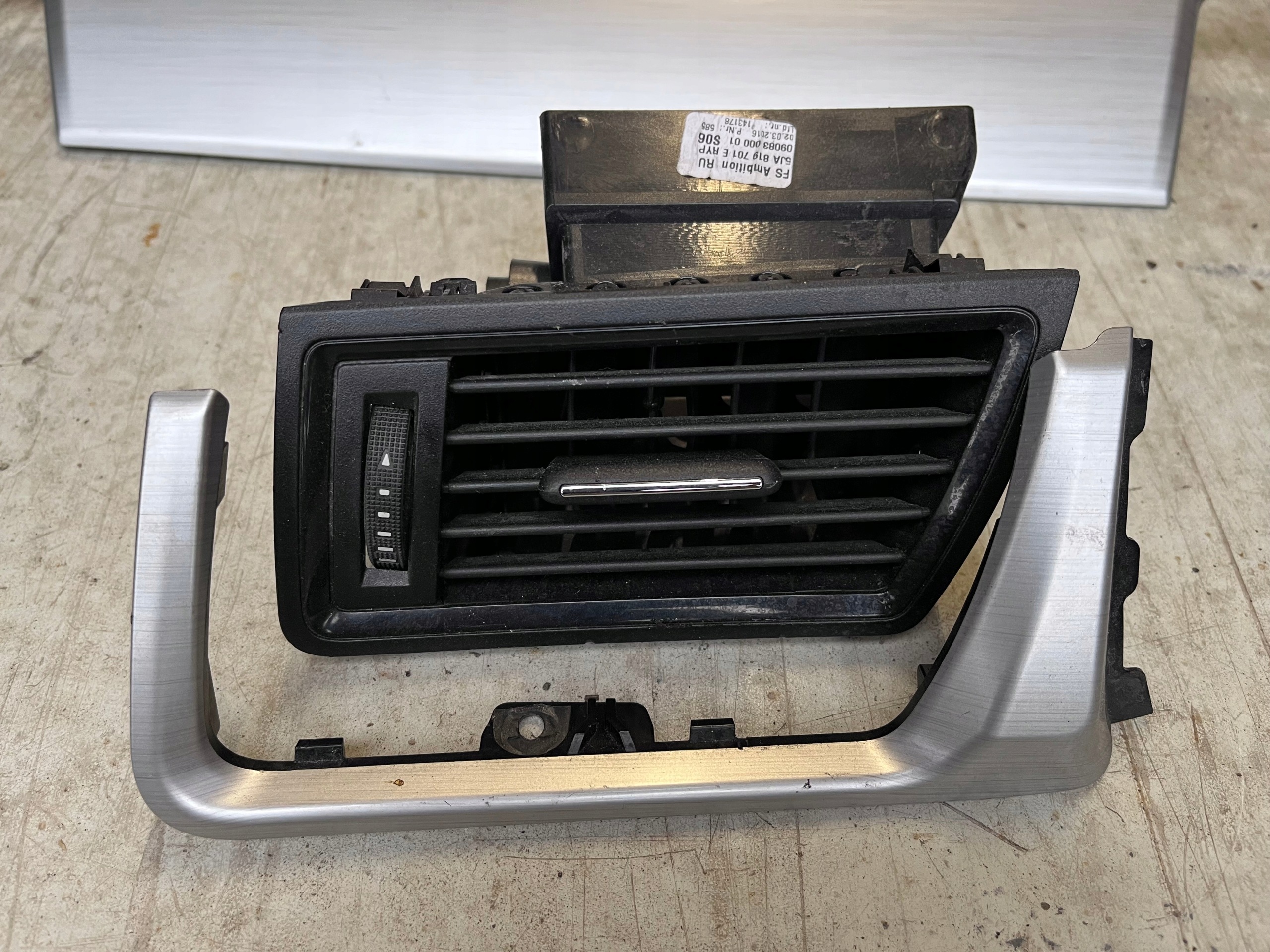 Rejilla ventilación Skoda Rapid 5JA819701E Izquierda image 2