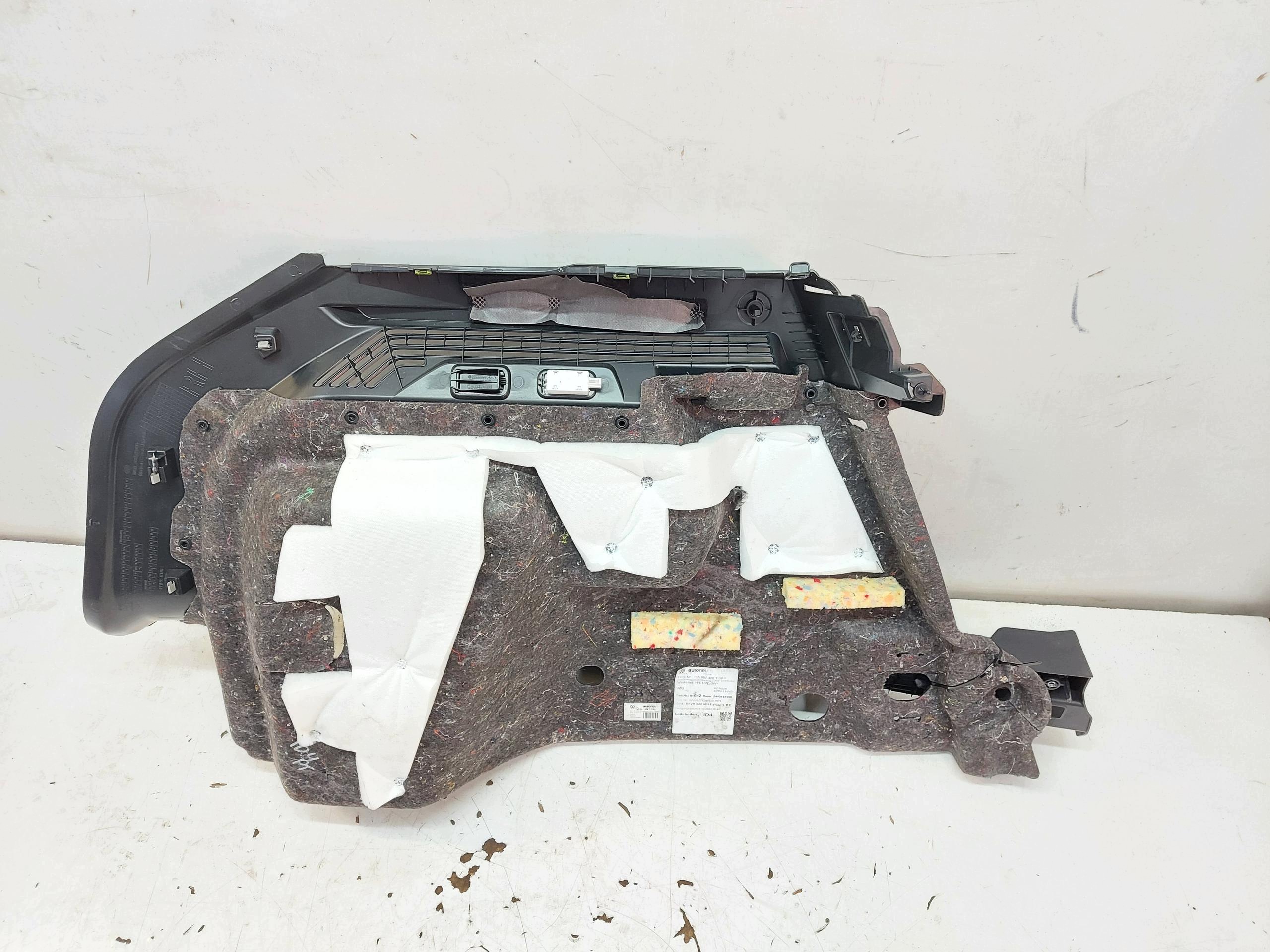 VW ID4 11A 2024 SUV 5D Takaluukku oikea 11A867428T