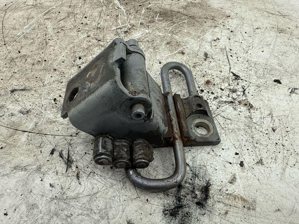 Höger gångjärn motorhuv AUDI A4 B6 8E0831412B