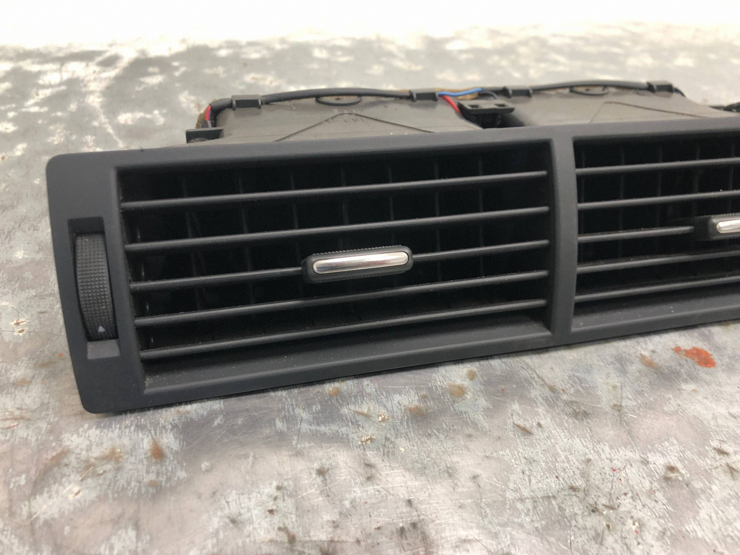 Ilmastointiritilä Audi A4 B7 keskiosa