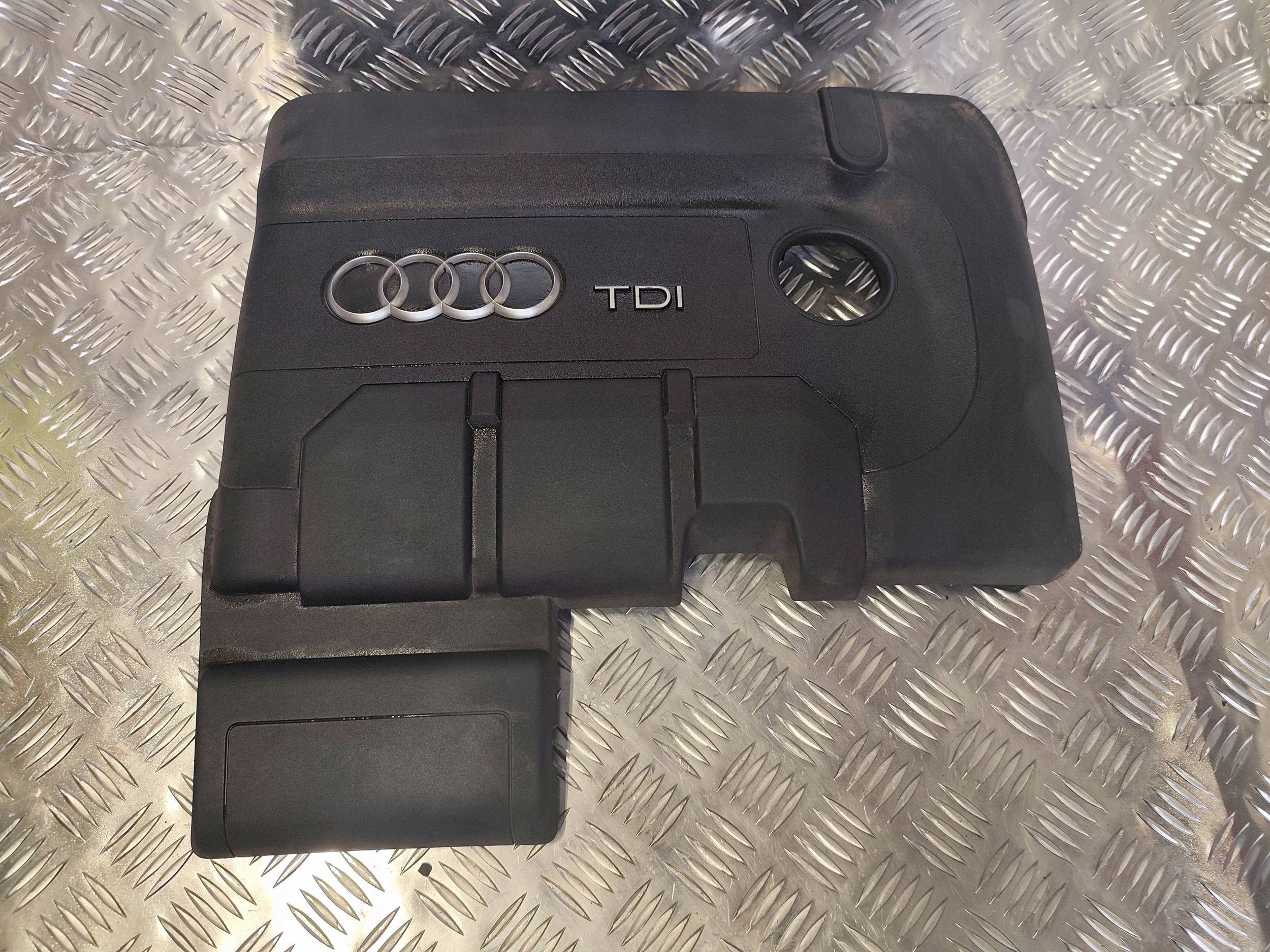 AUDI A1 8X Moottorin yläkansi 04B103925A