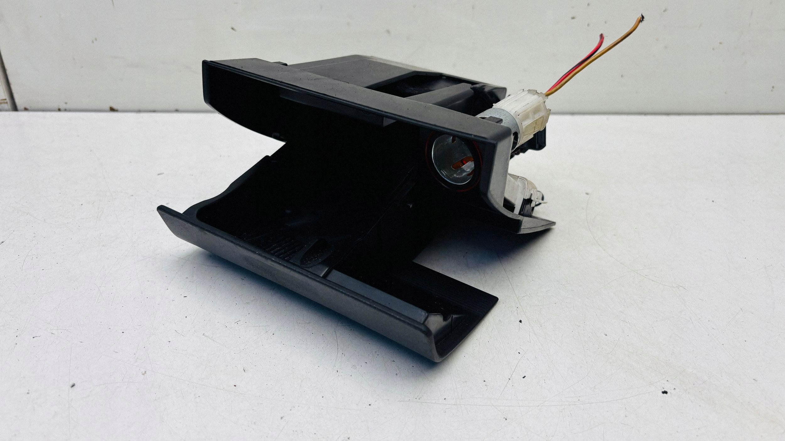 Cinzeiro Audi A3 8L 1.9 TDI OEM 8L0857951 image 2