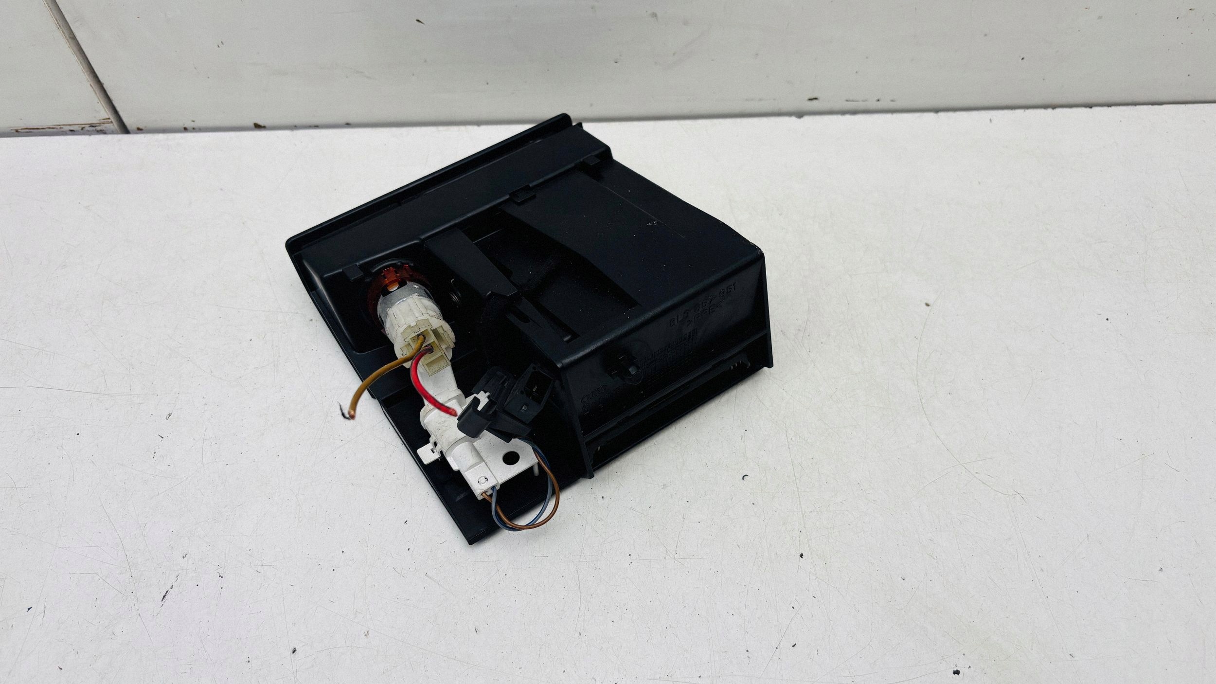 Cinzeiro Audi A3 8L 1.9 TDI OEM 8L0857951 image 4