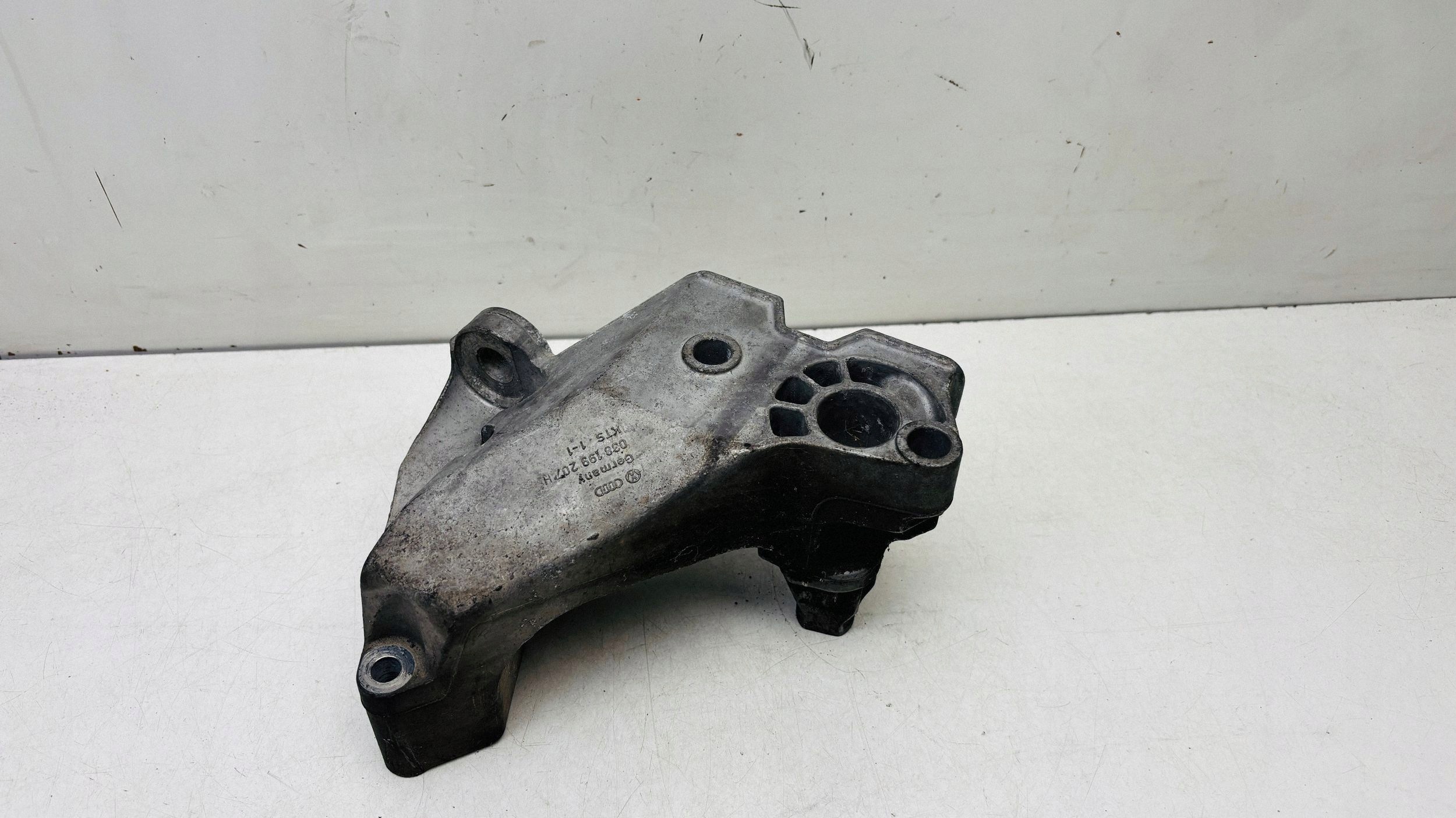 Support moteur Audi A3 1.8 AGN 038199207H image 2