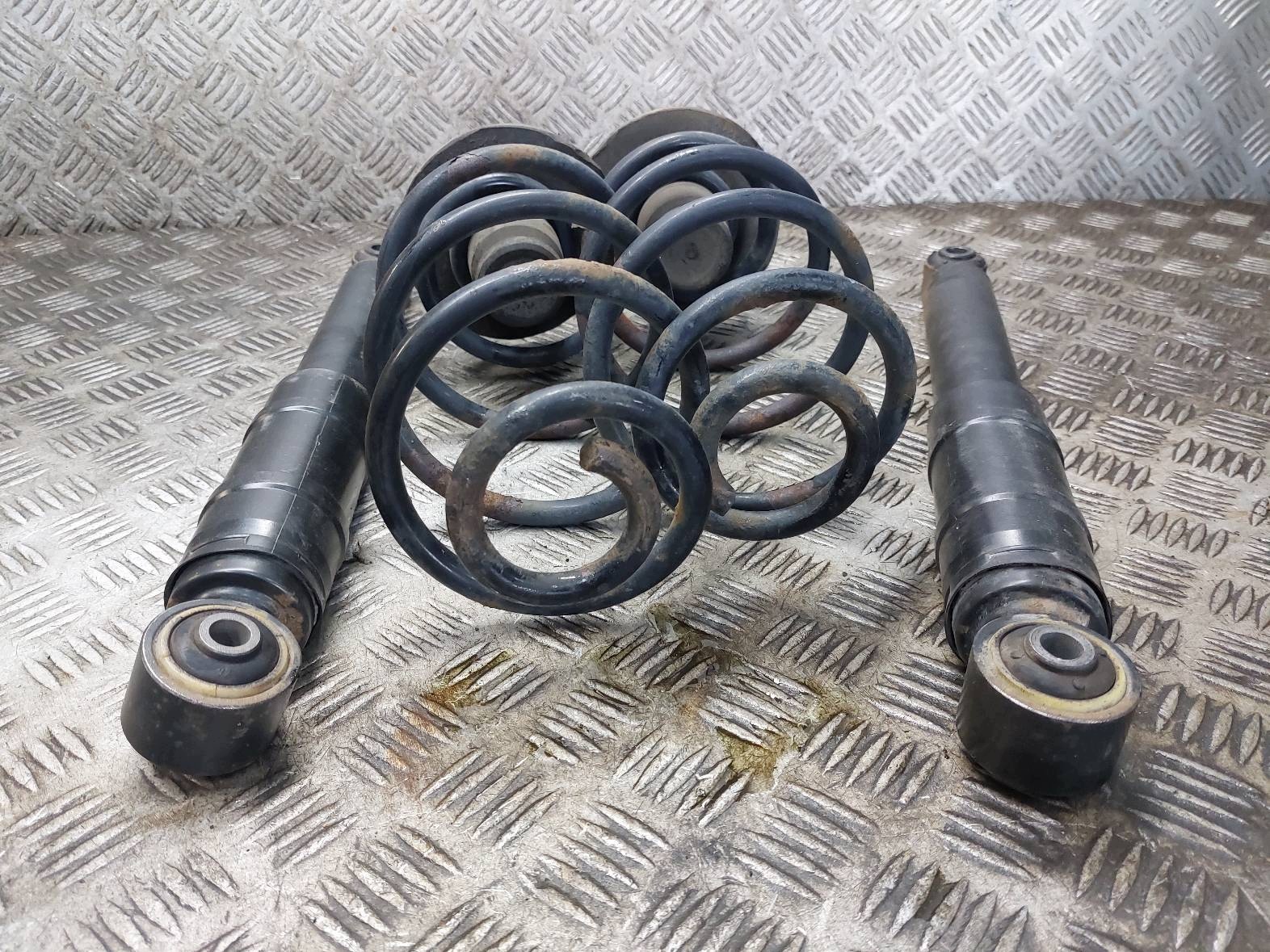 Takaiskunvaimentimet + jouset Opel Astra H Kombi