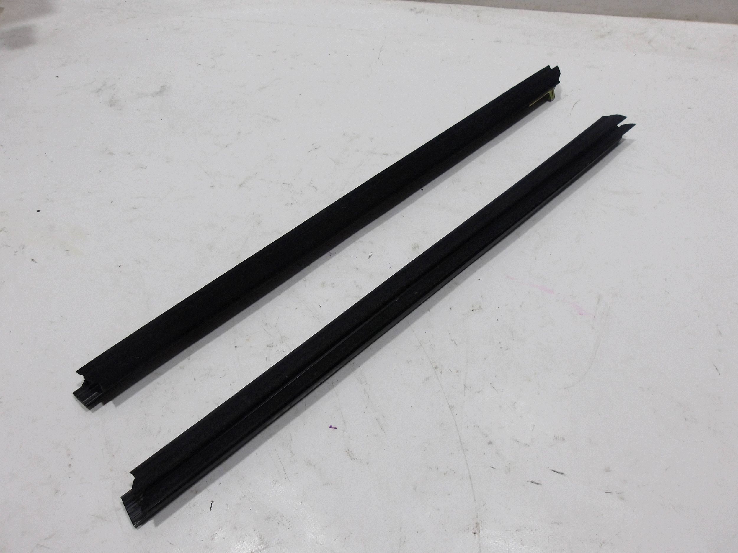 BMW E39 Touring Inner Tailgate Scraper PEC10124 image 2
