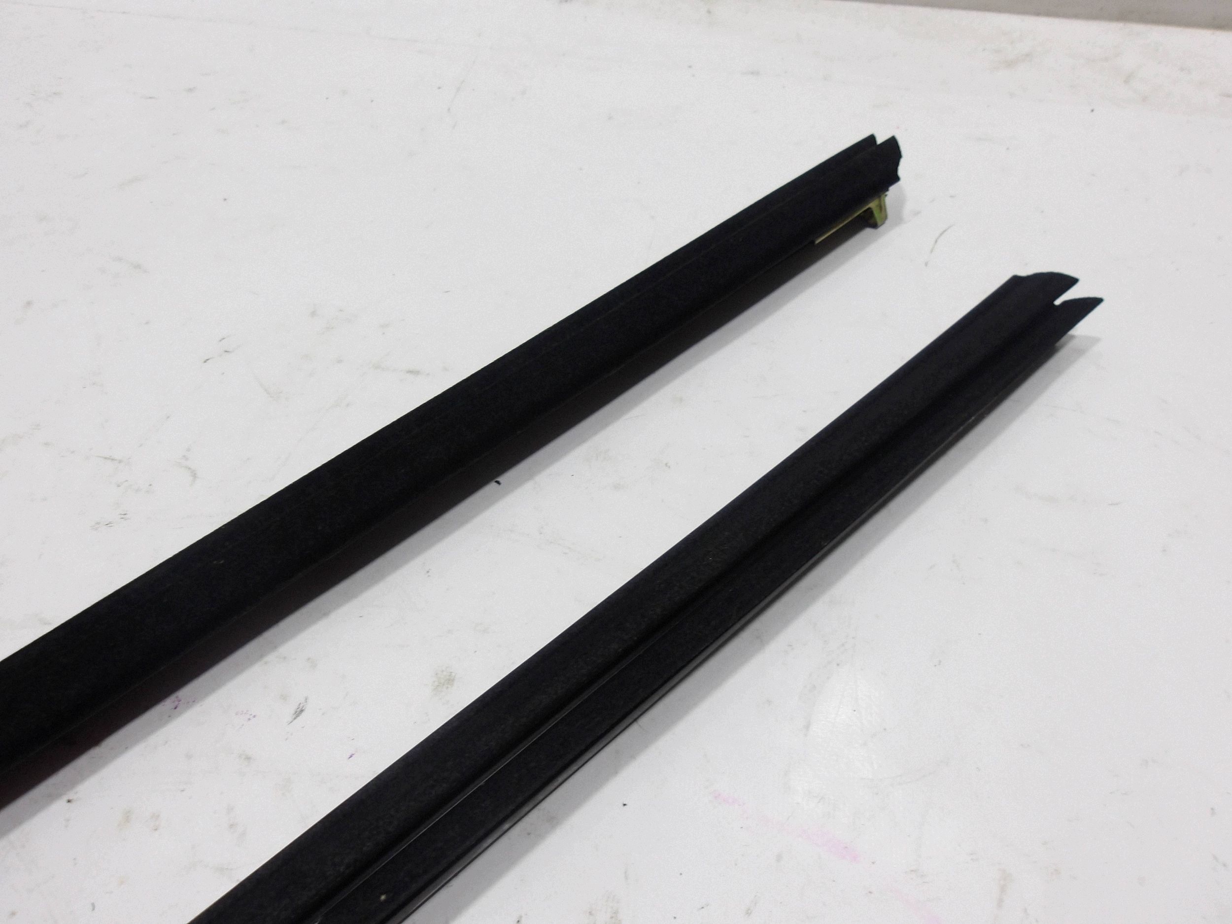 BMW E39 Touring Inner Tailgate Scraper PEC10124 image 3