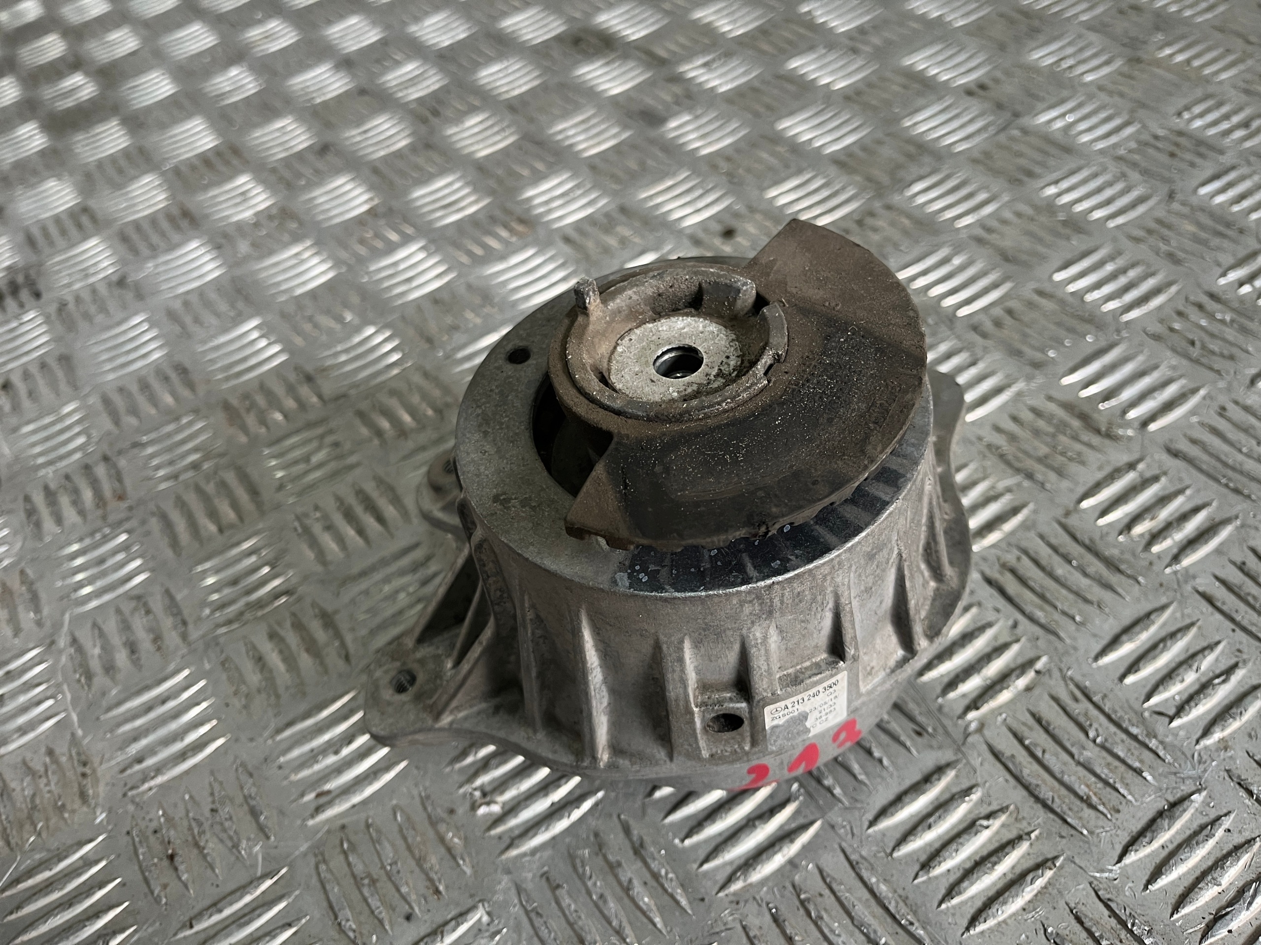MERCEDES W213 W205 2.2CDI Moottorin kiinnike oikea A2132403500