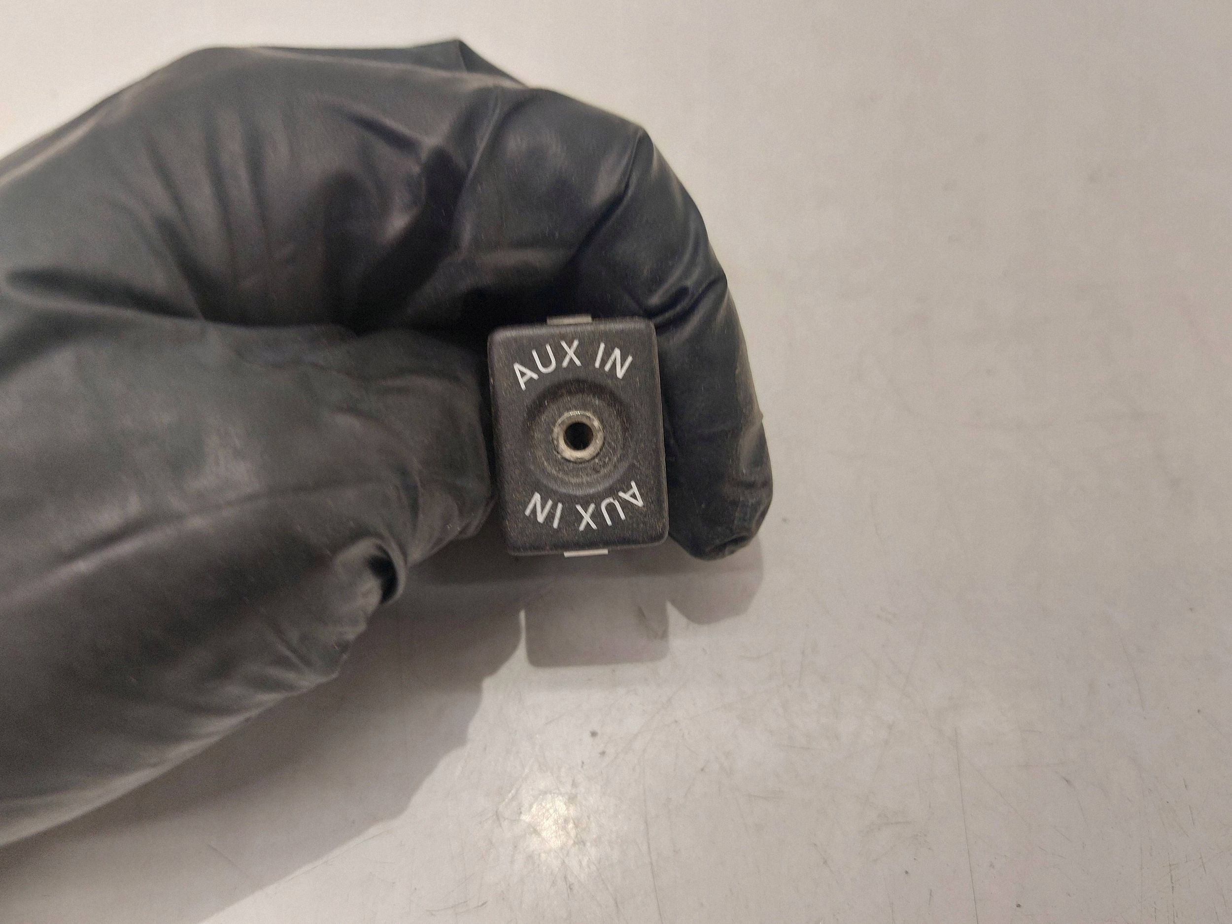 VW Passat B6 2010 AUX-Buchse vorne OEM 5M0035724 image 2