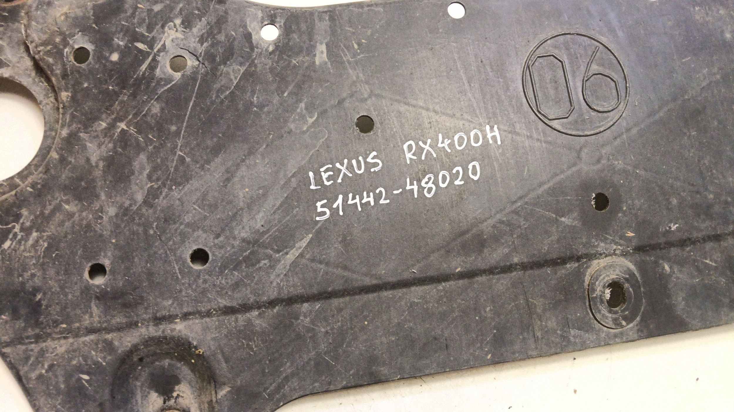 Moottorin suojus Lexus RX 330/350/400H 5144348020