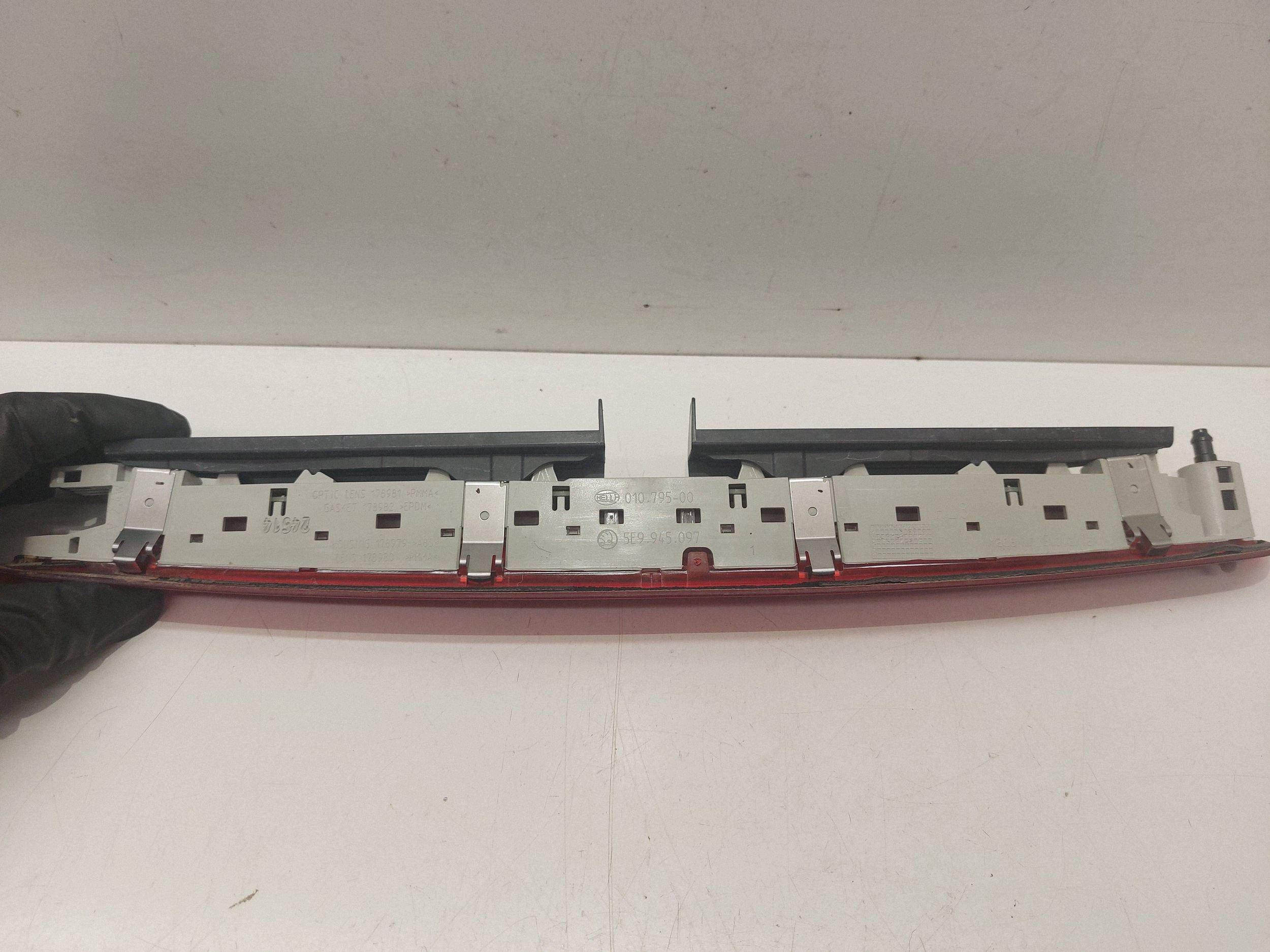 Luz de Stop Superior Traseira Skoda Octavia Mk3 (5E) 01079500