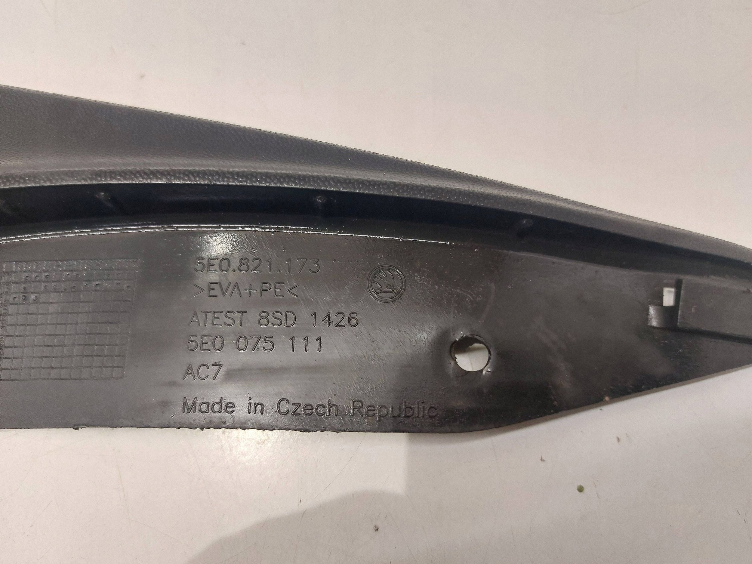 Skoda Octavia Mk3 (5E) 2013 Front Mud Flaps OEM 5E0075111 image 4